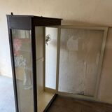 Ancienne vitrine en bois vitrée