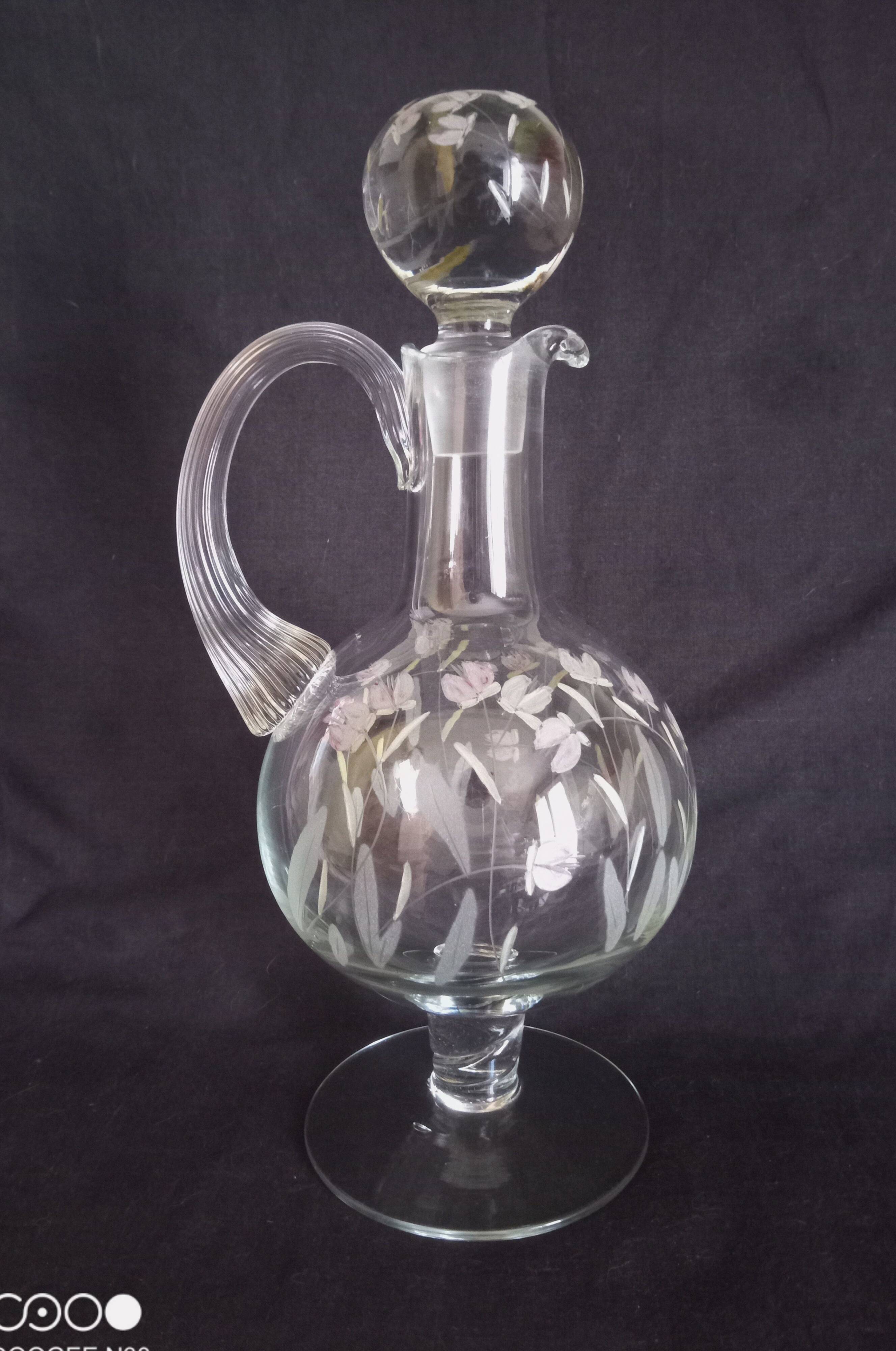 Carafe à vin sur pied, en verre taillé et émaillé