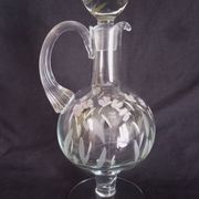 Carafe à vin sur pied, en verre taillé et émaillé
