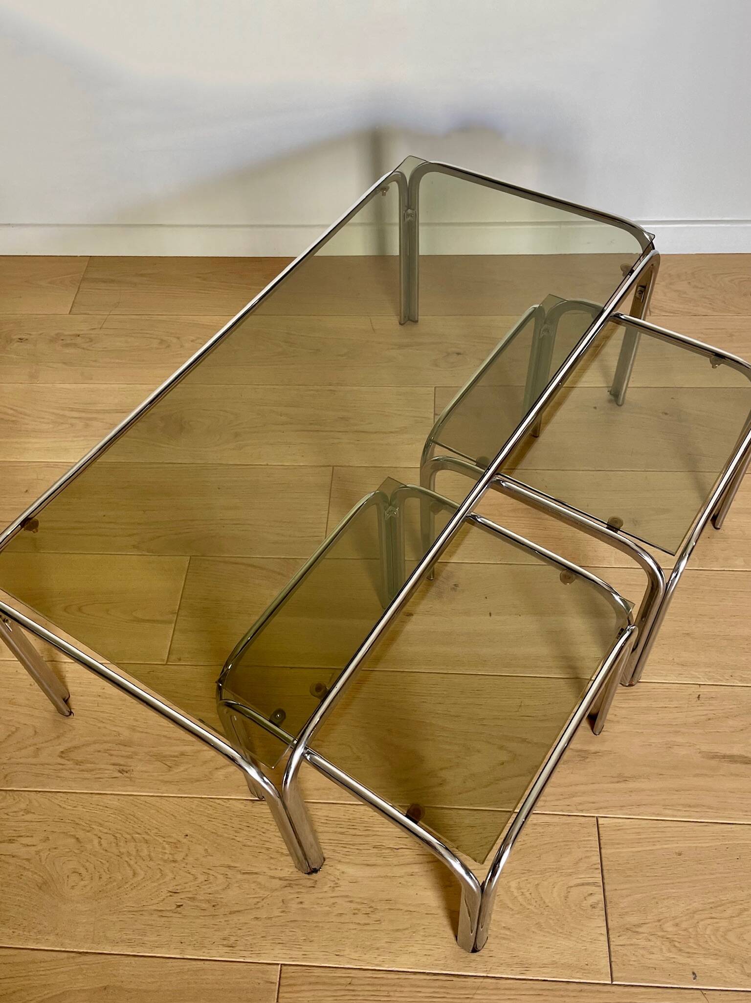 Table basse et tables d’appoint, chrome et verre fumé
