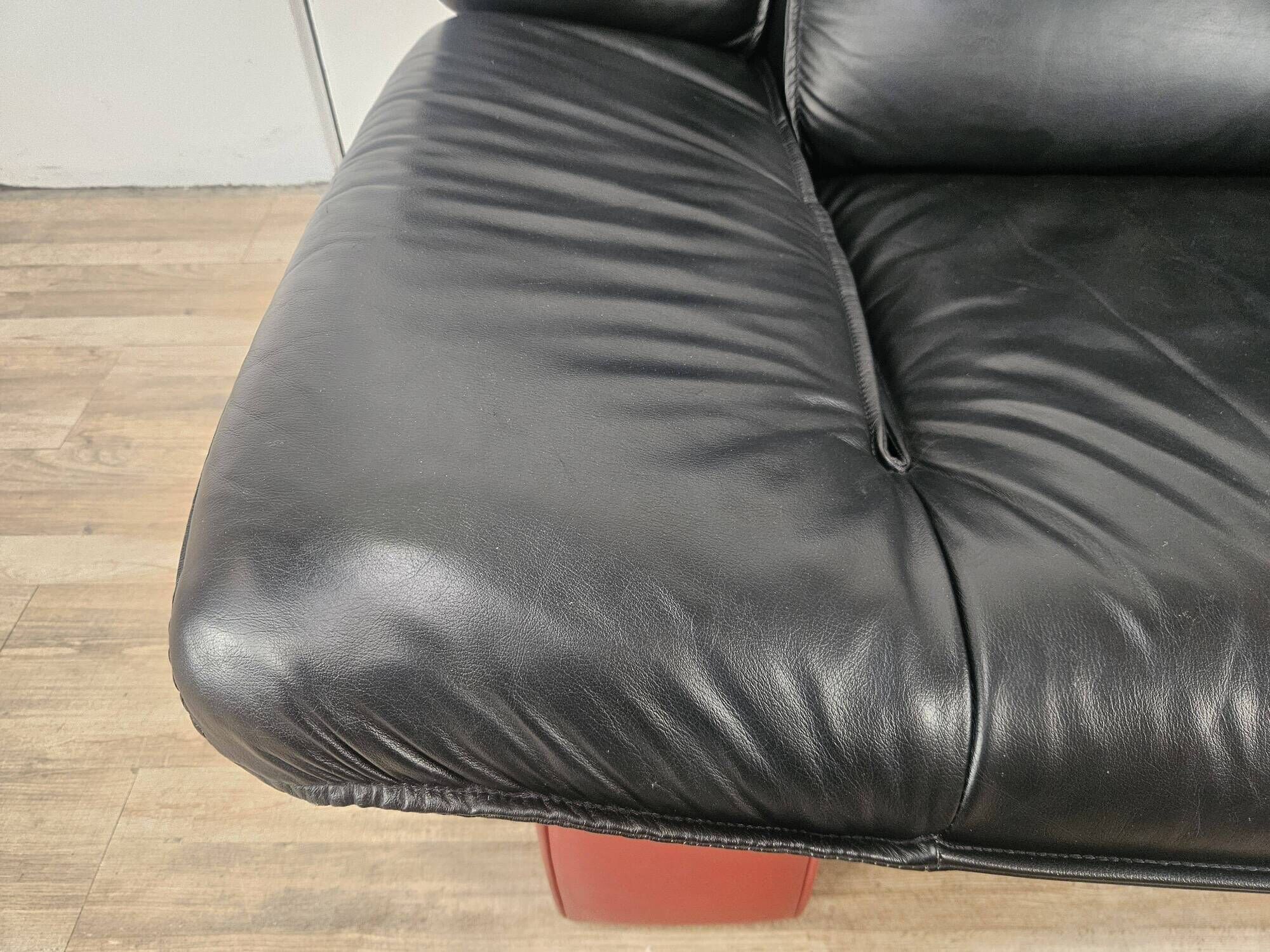 Red and black leather armchair by Nicoletti Salotti
