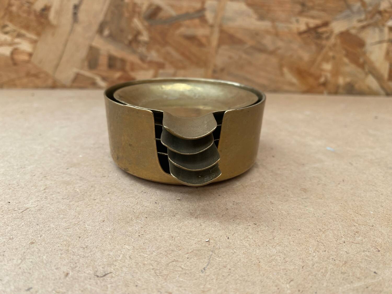 Series 5 old stackable gold metal ashtrays + vintage support