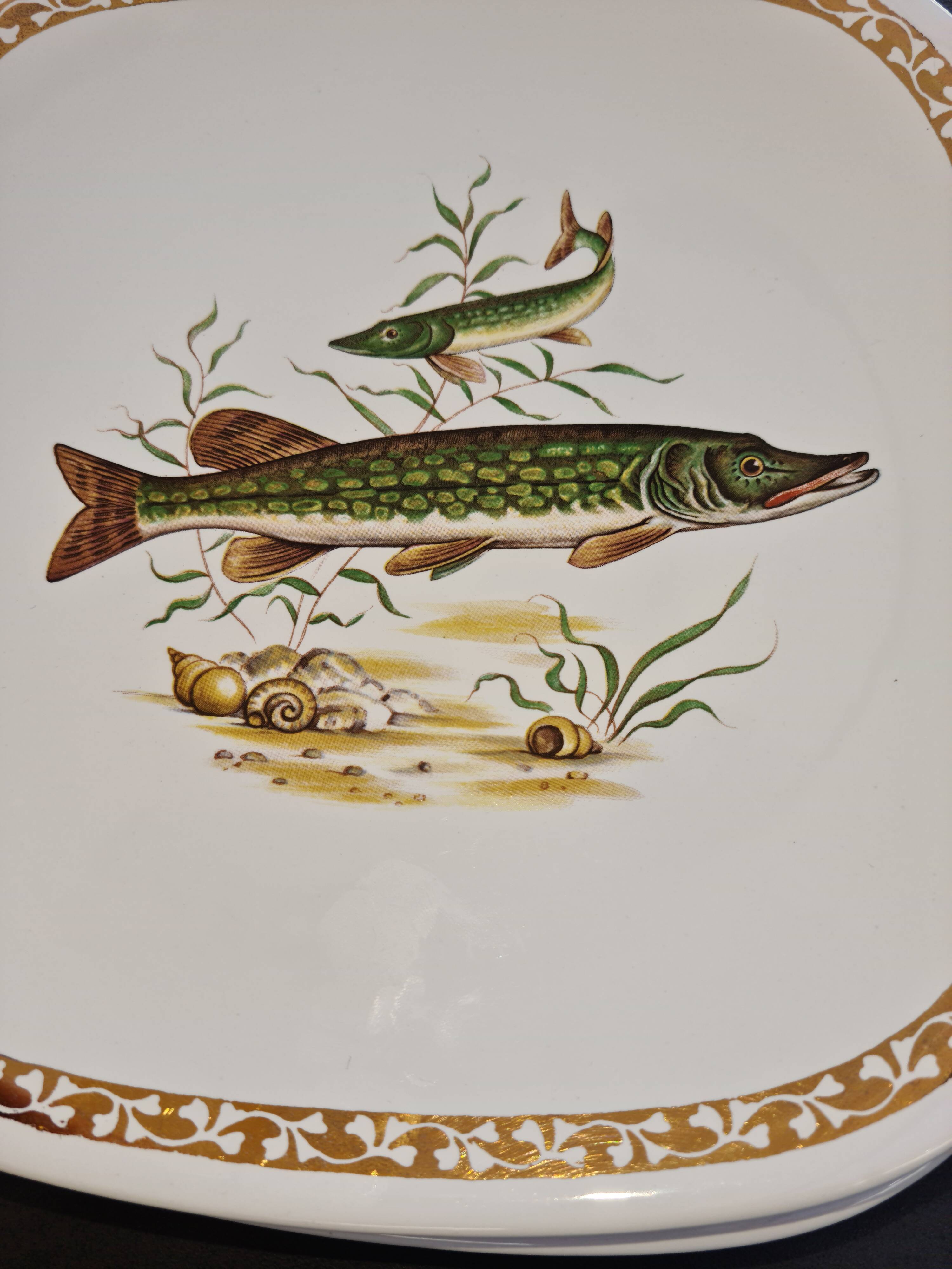 Lonchamp fish service: 12 plates and a dish