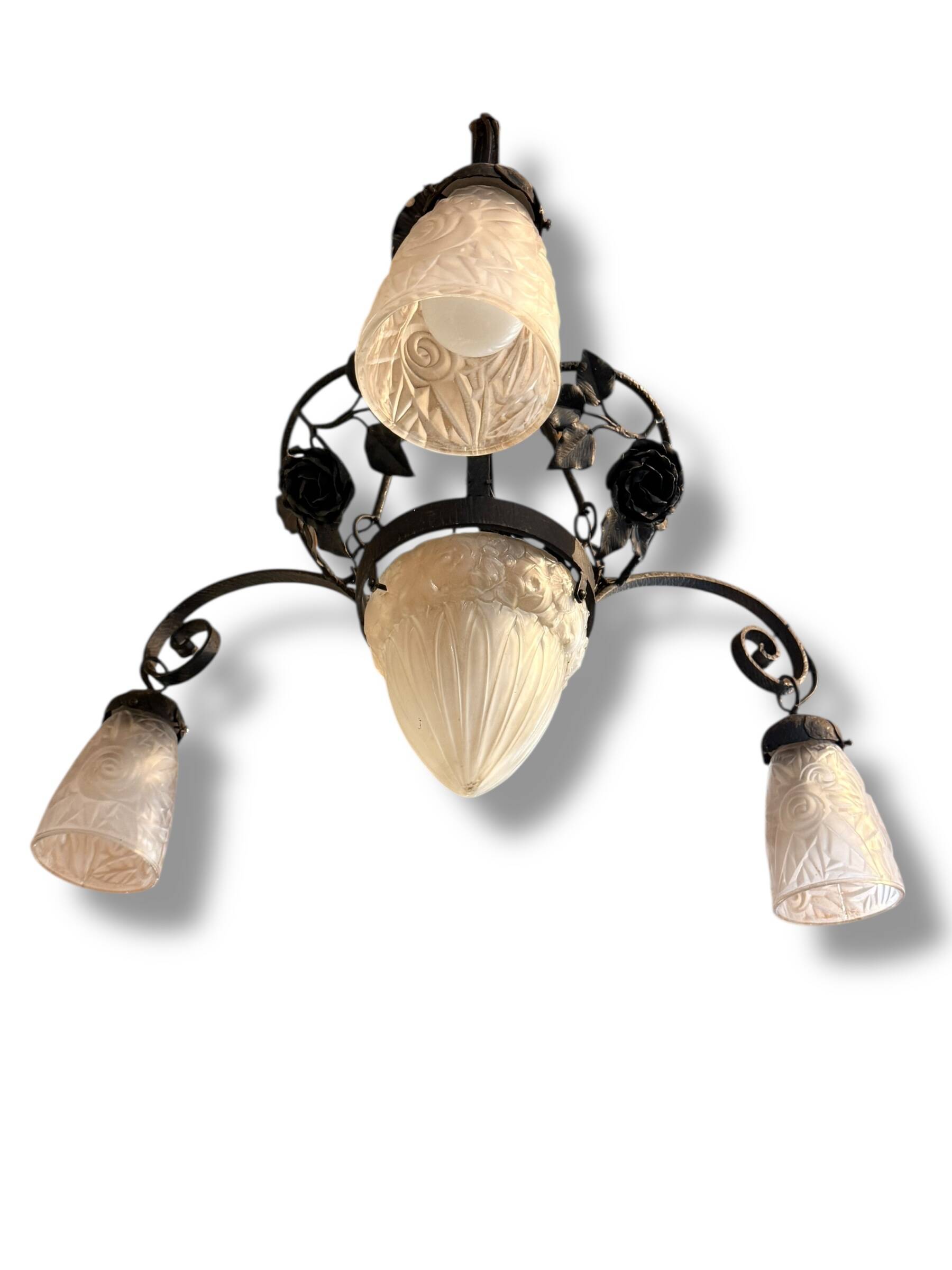 Lustre Art Déco en fer forgé et verre dépoli