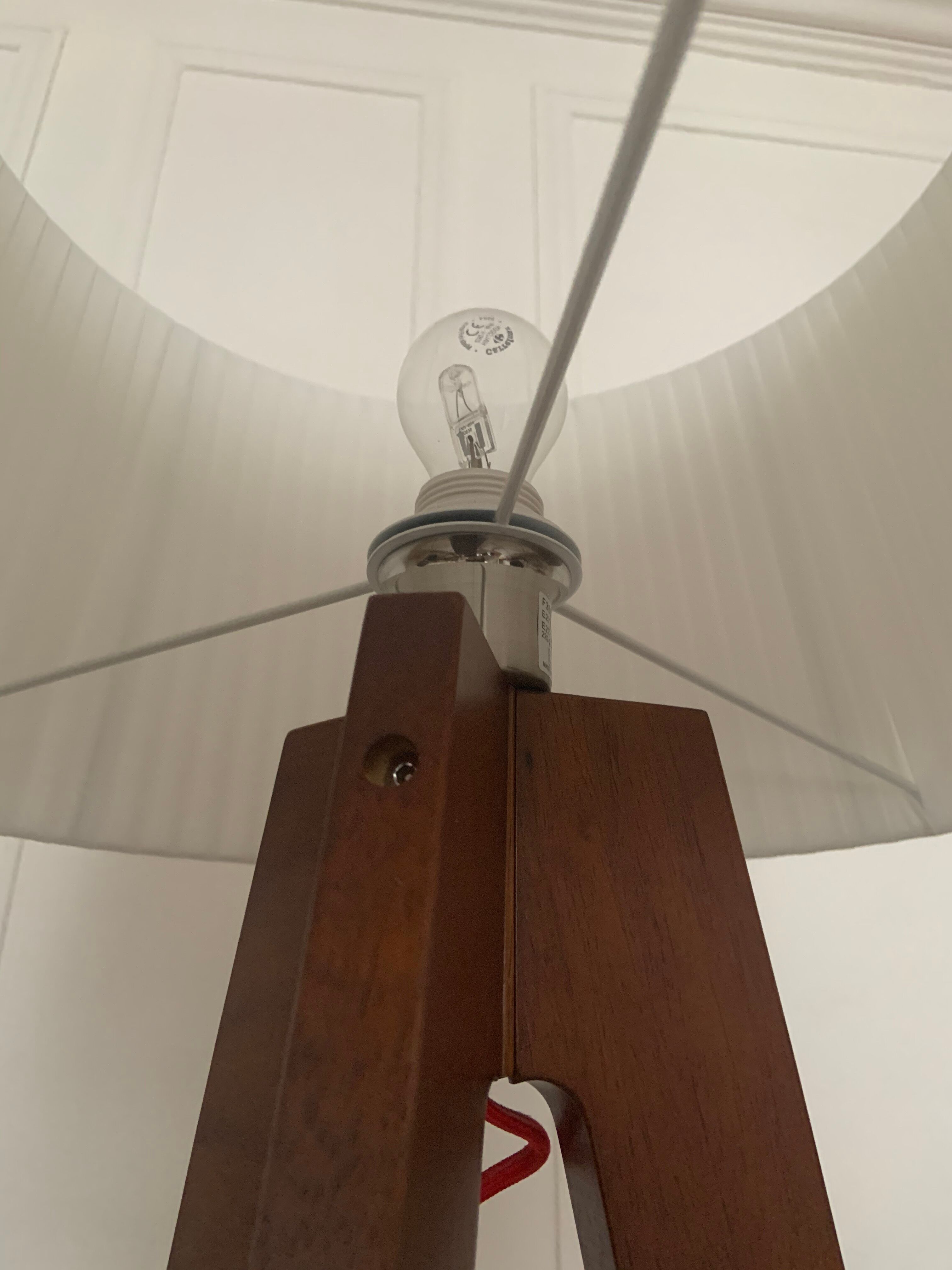 Tripod lamppost