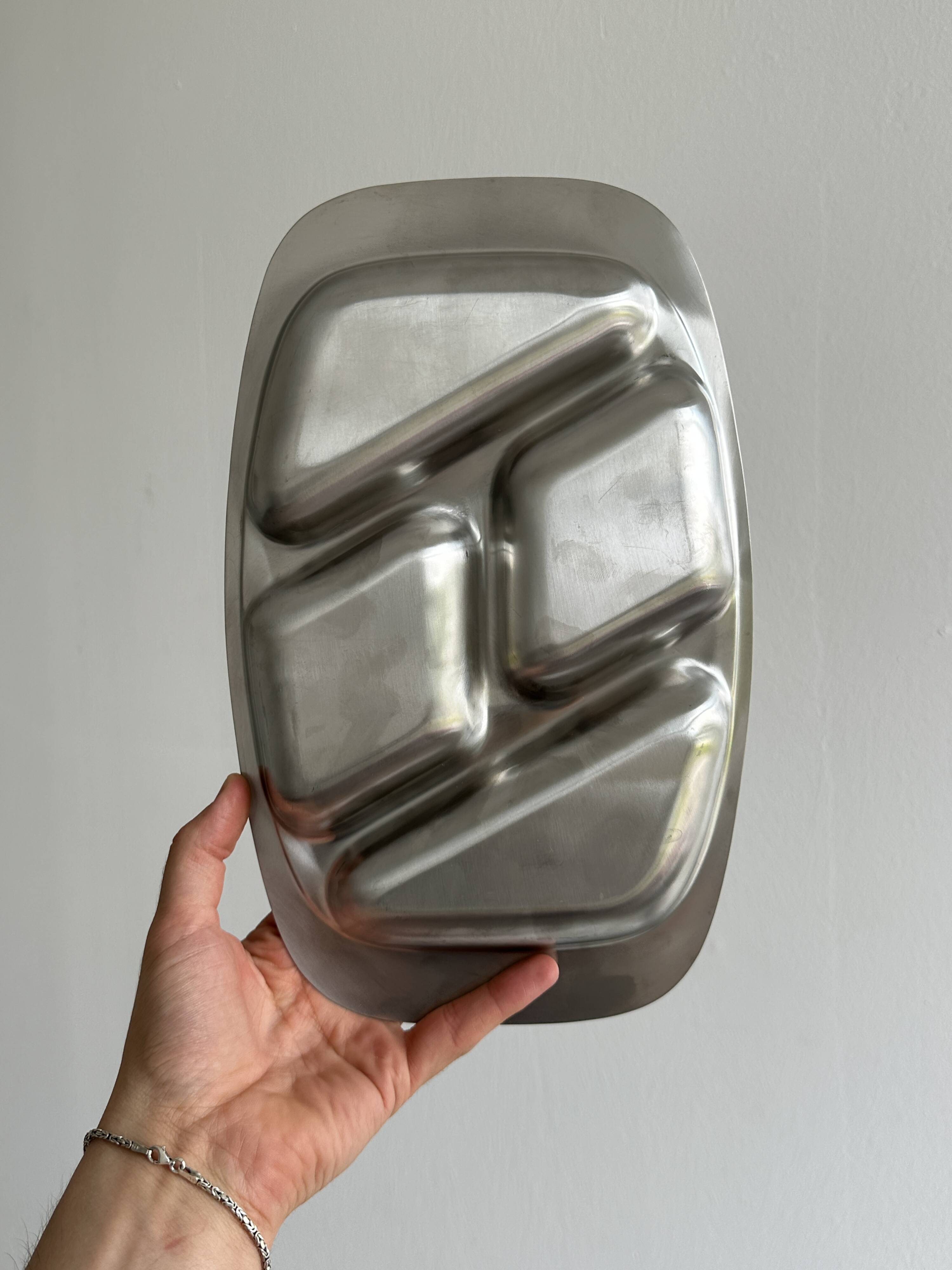 Compartmentalized tray in stainless steel metal