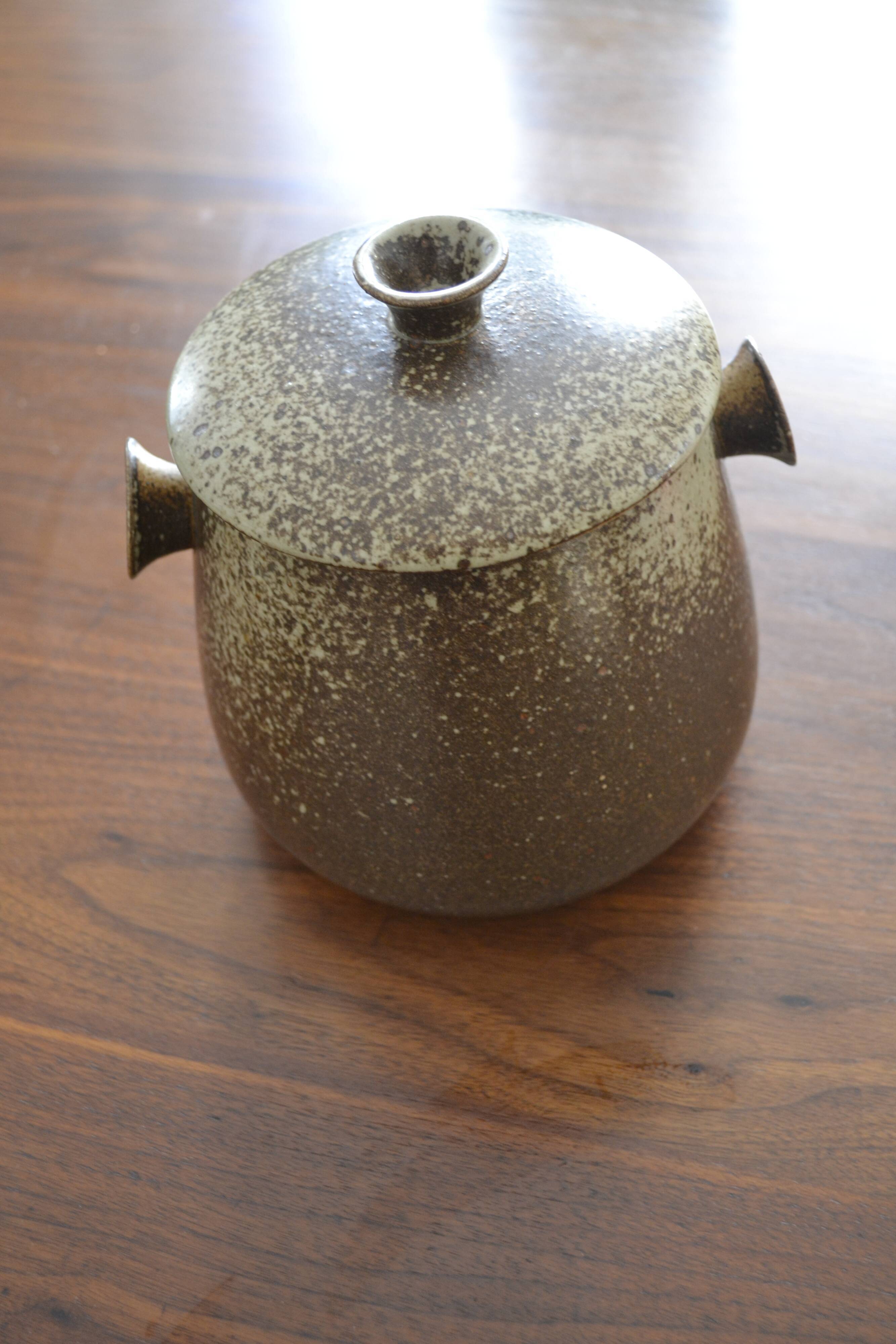 Sandstone pot with lid