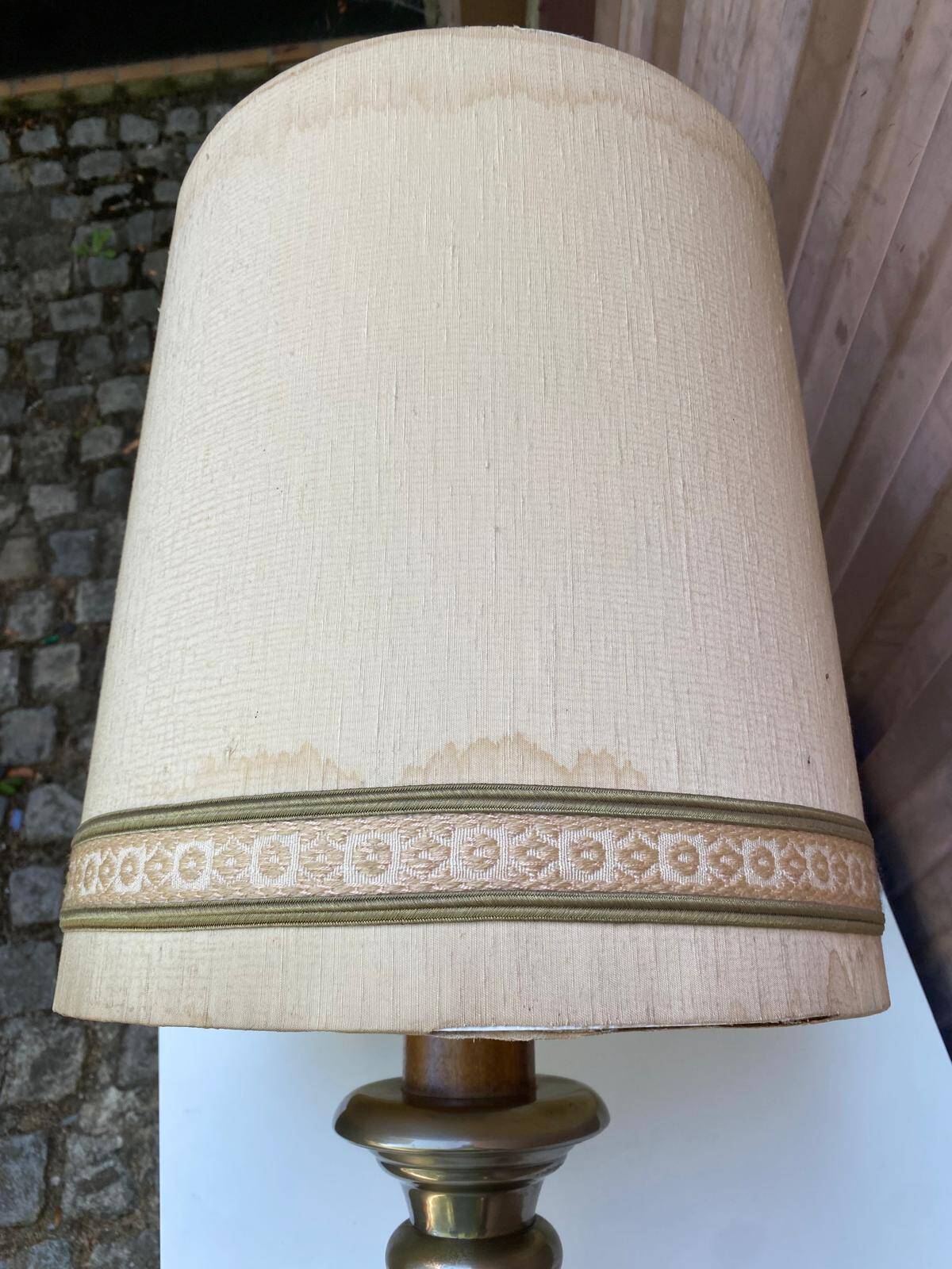 Vintage lamp in gold metal and white opal from the 1970s.