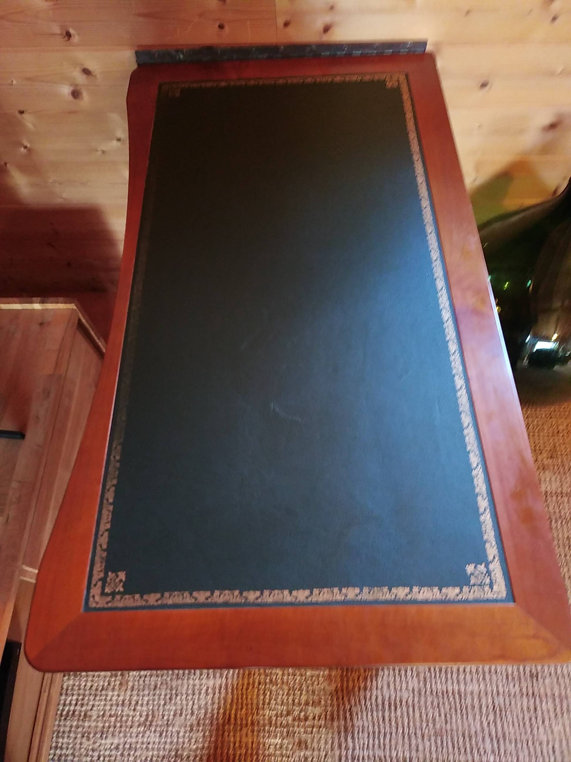Wall-mounted writing table in cherry wood. retractable.