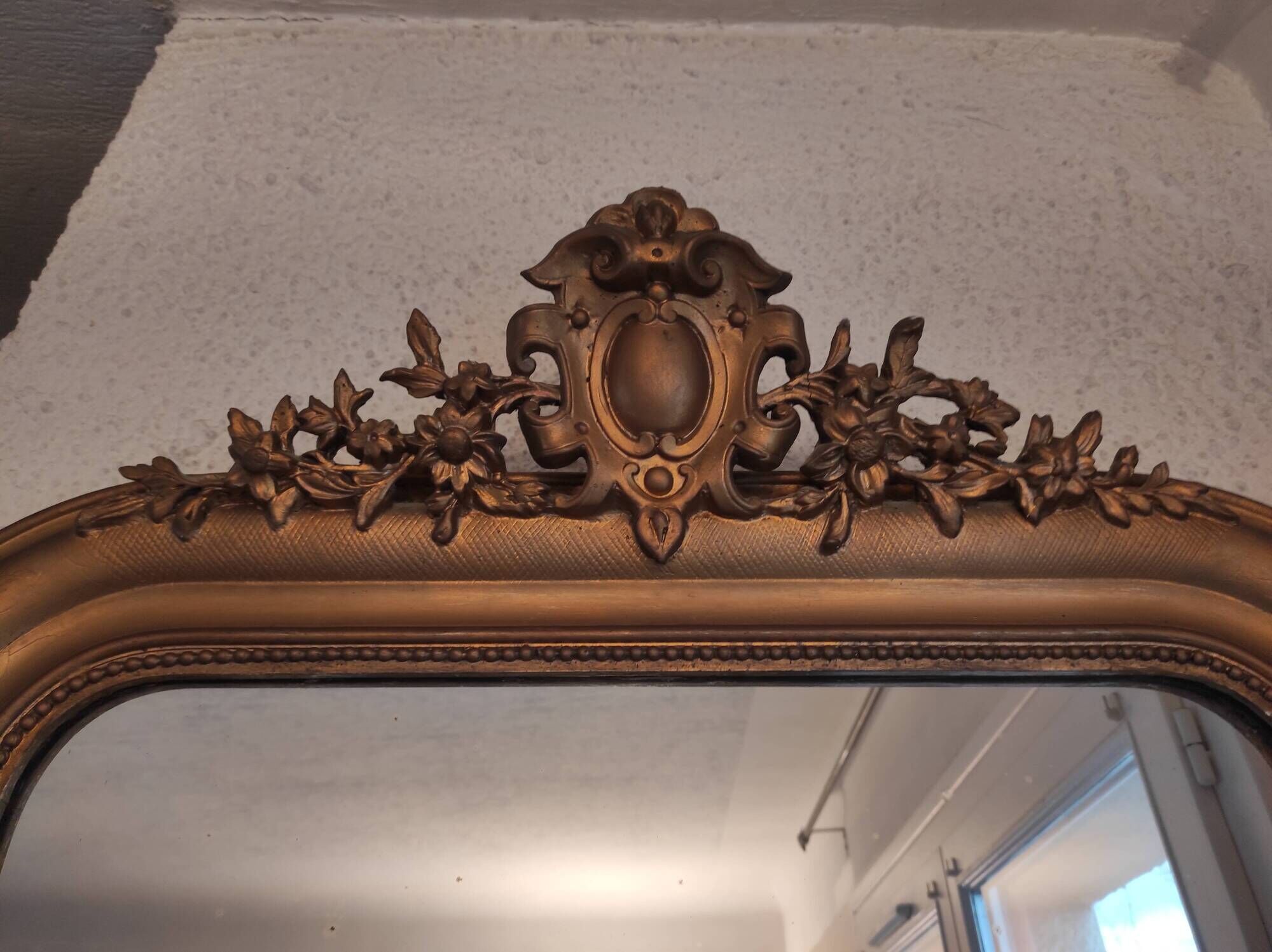 Miroir Louis Philippe de cheminée à fronton de la fin du 19e siècle en bois et stuc redoré, 115x78 cm