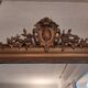 Miroir Louis Philippe de cheminée à fronton de la fin du 19e siècle en bois et stuc redoré, 115x78 cm