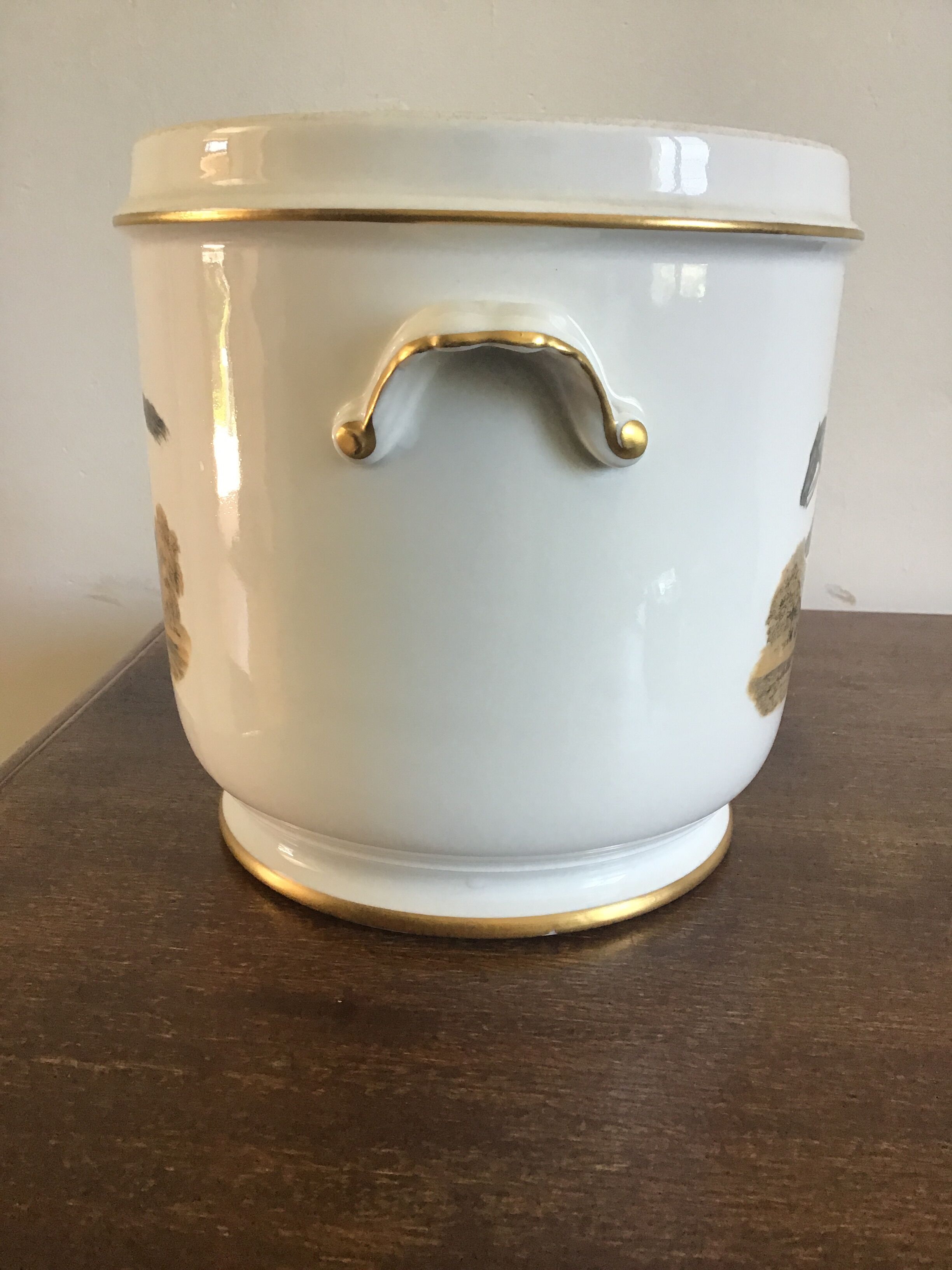 Paris porcelain pot cache