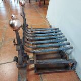 Paire de chenets en fer forgé et cuivre avec grille