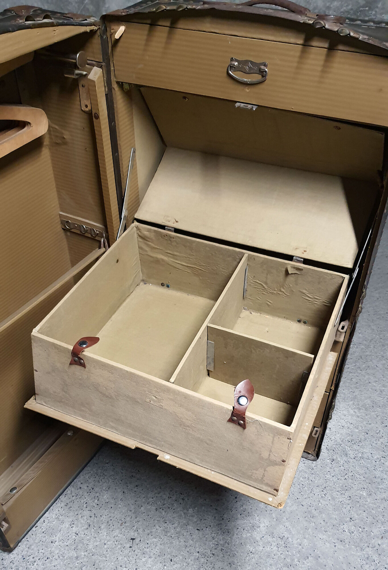 Large travel trunk of the brand Victor Wardrobe Luggage 1920