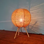 Lampe tripode vintage en corde et bambou, années 1960.