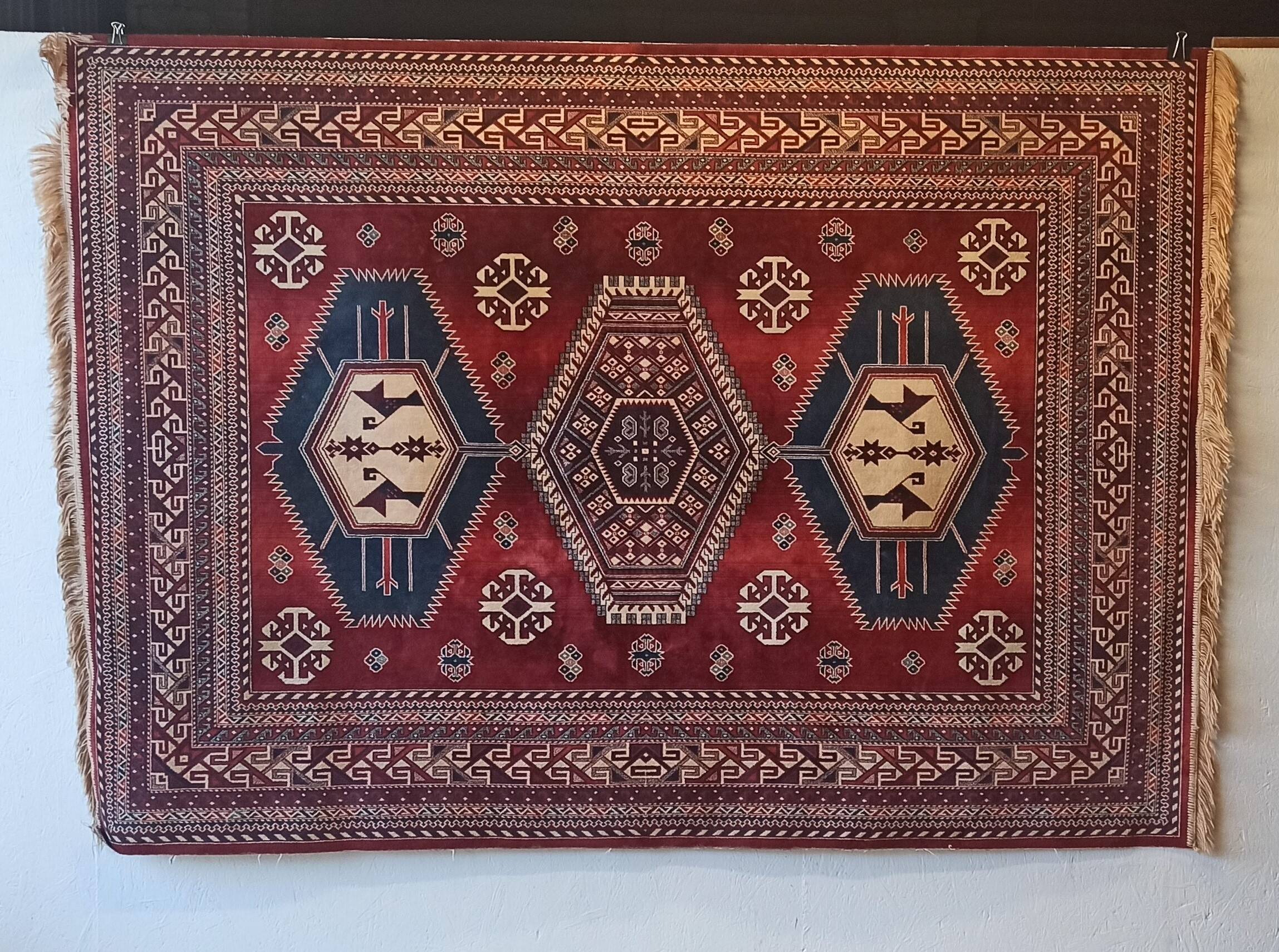 Tapis mural aux motifs orientaux.