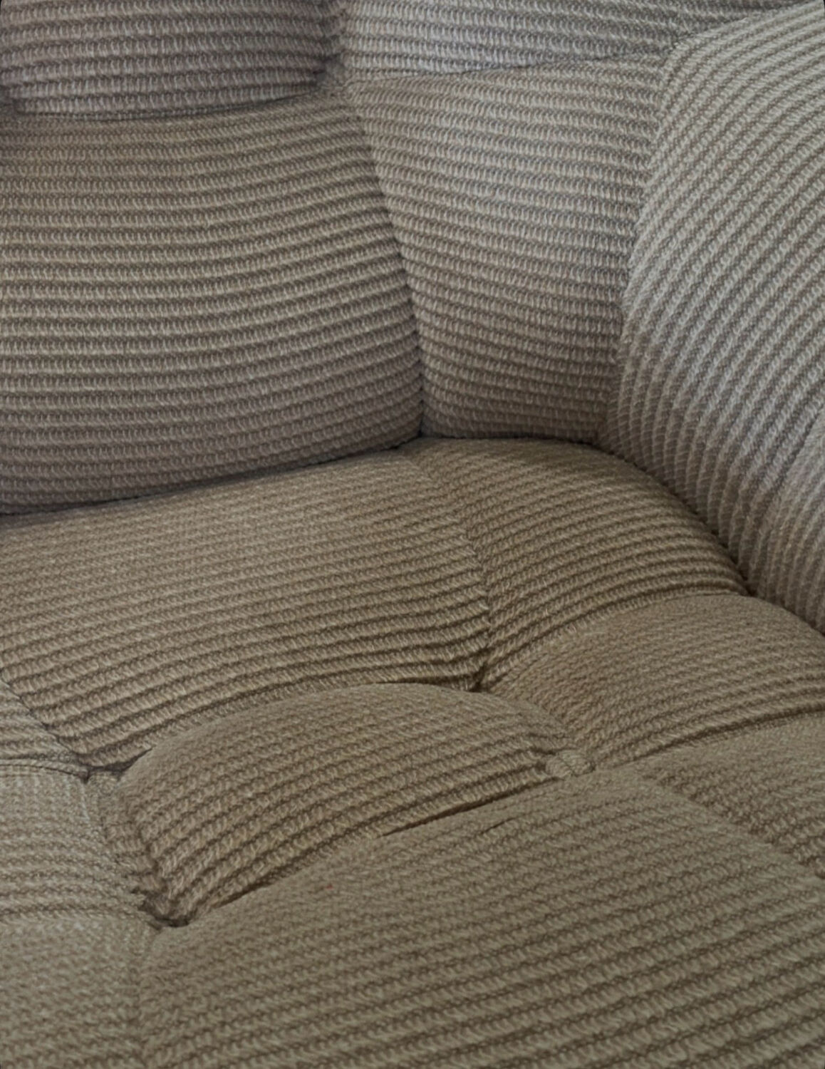 Paire de fauteuils vintage sculpturaux en tissu chenillé côtelé beige