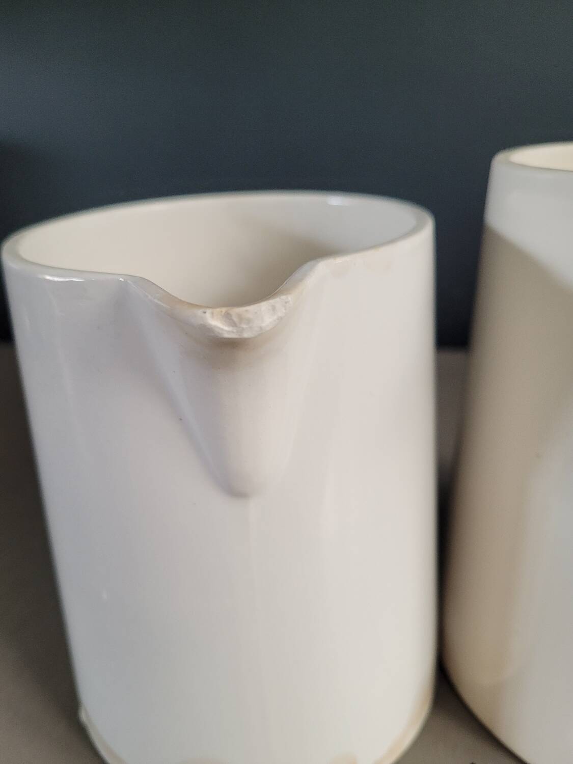 Paire de pichets en porcelaine de Digoin