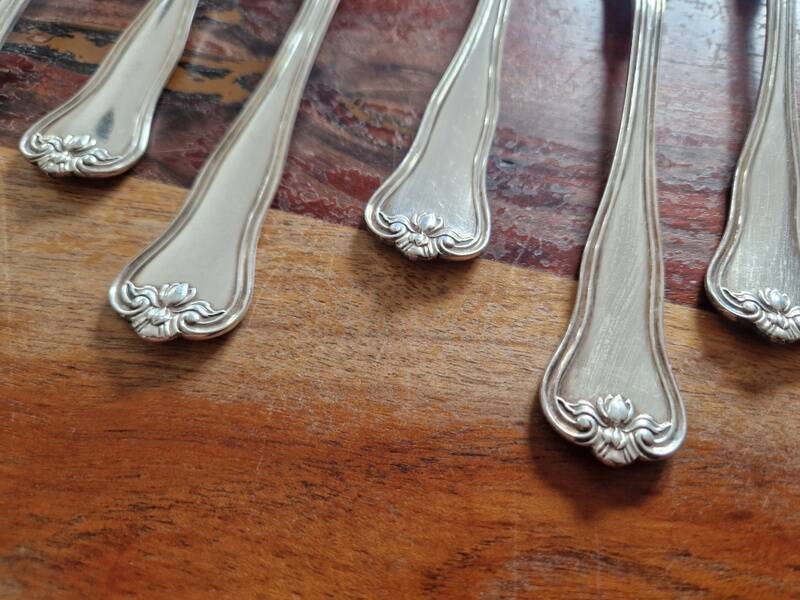 Christofle - Set of 7 dessert forks in the violoné palmette pattern.