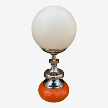 Lampe vintage globe opaline, bois tourné orange et chromé années 60 70