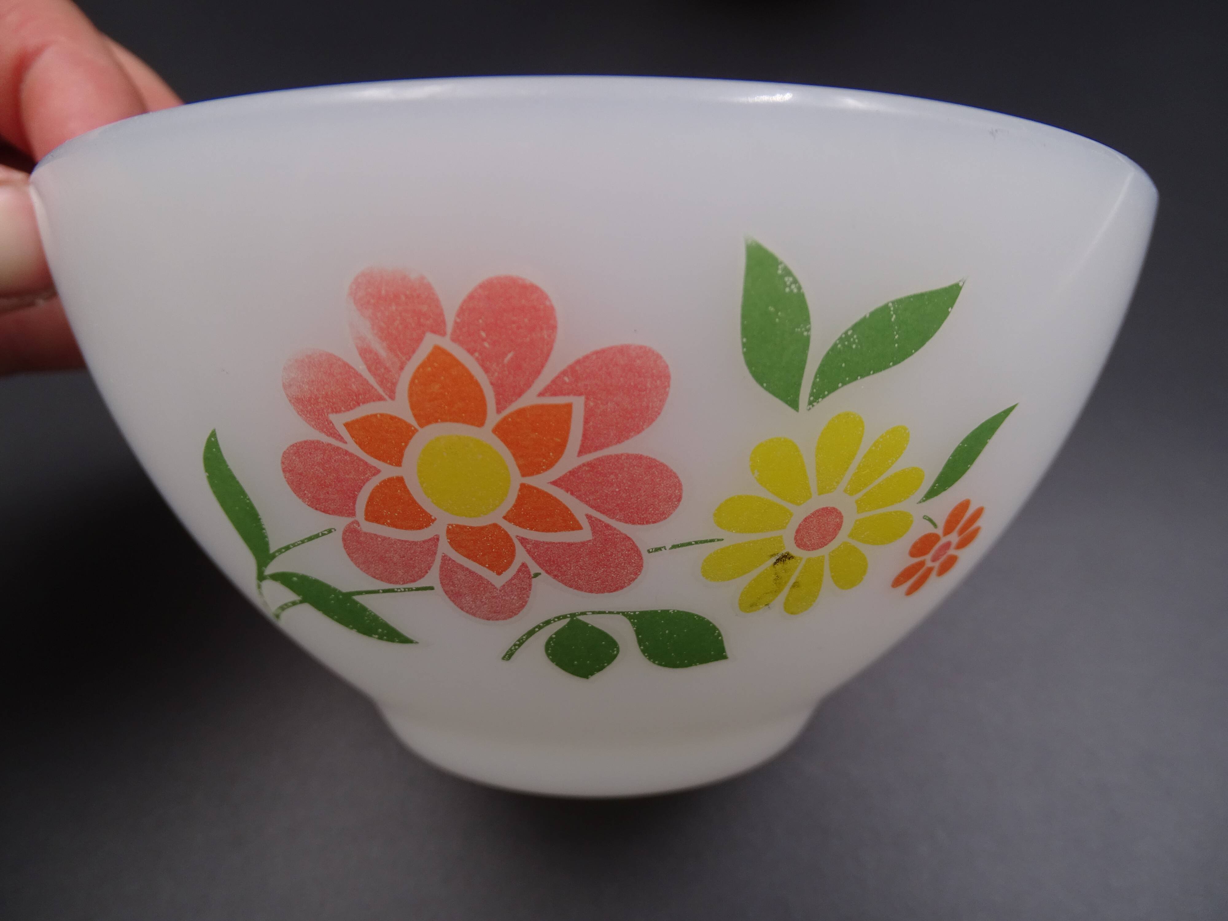 Set of 7 bowls in arcopal -flower décor - vintage around 1970