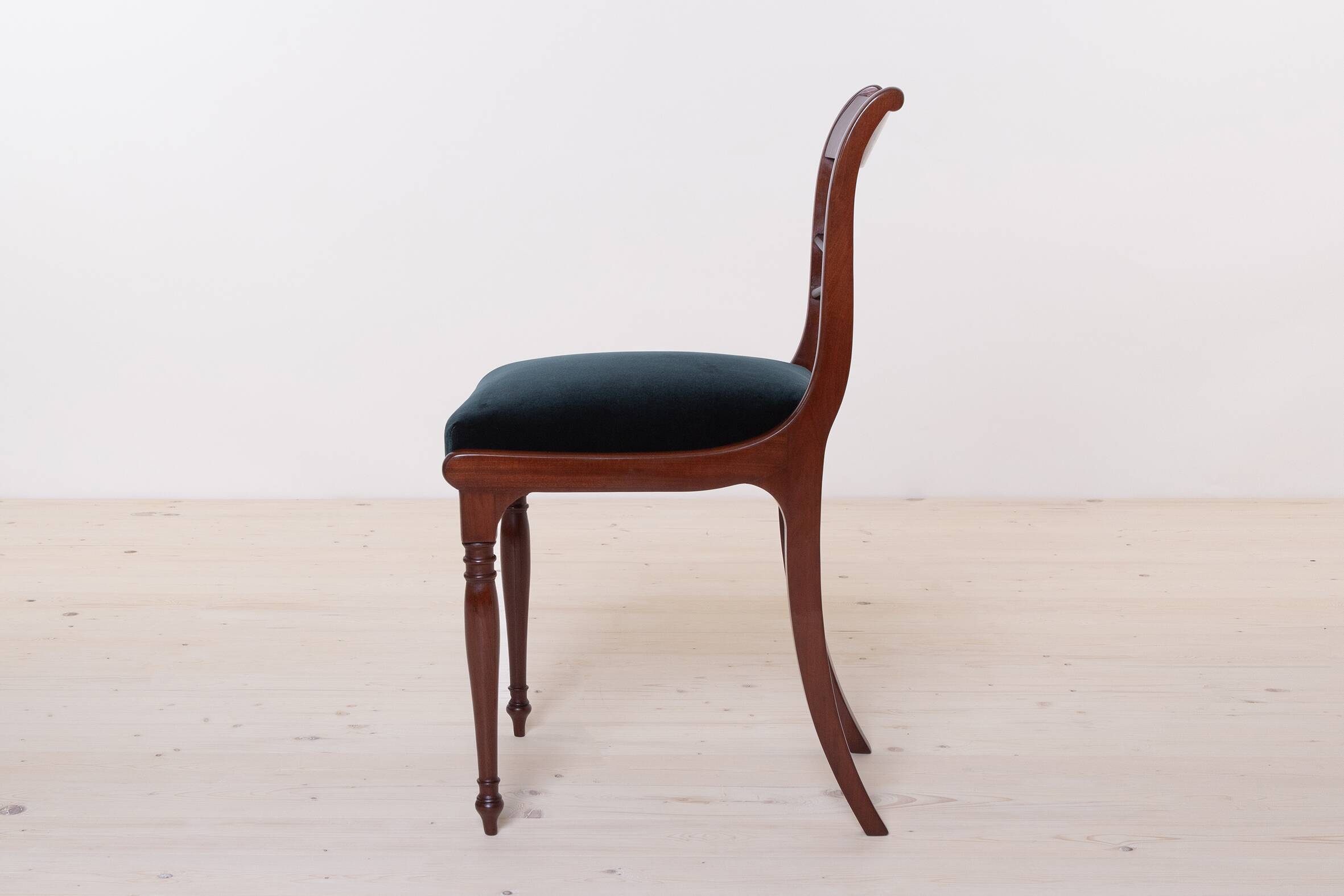 Biedermeier dining set, round table and four chairs, 19th century