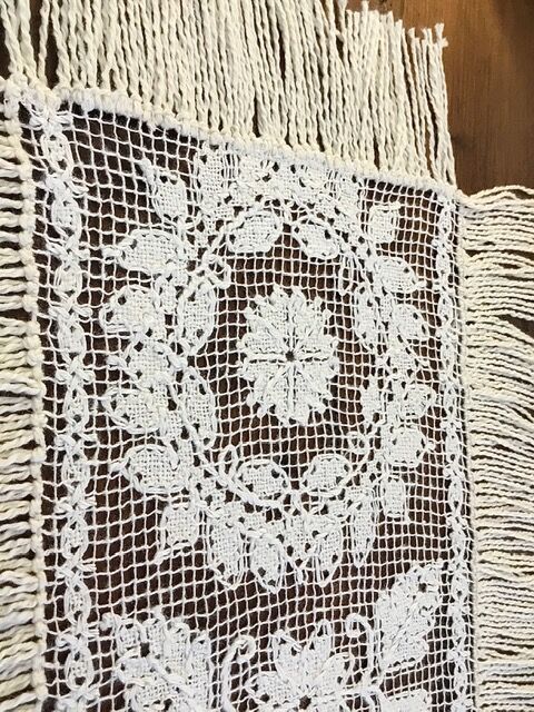 Old napperon in knotted and hand-embroidered fillet