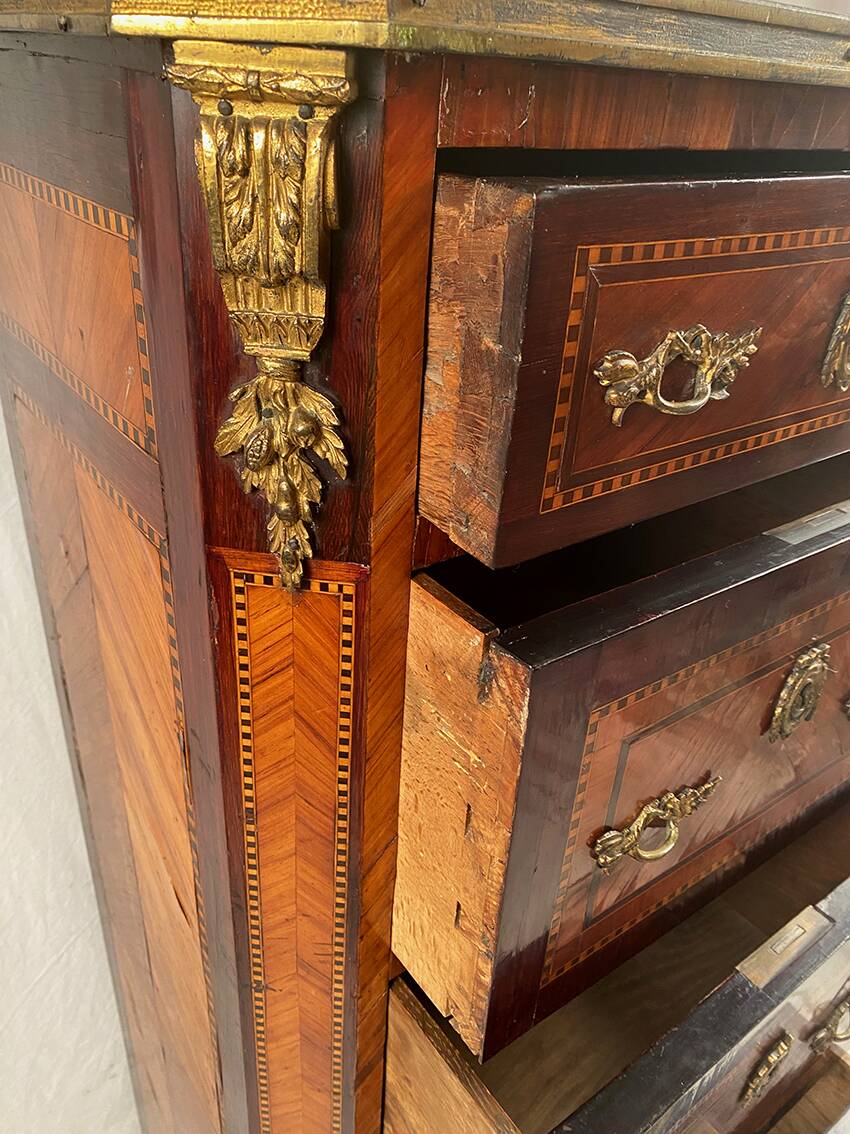 Elégant chiffonnier de style Louis XVI fin XIXe