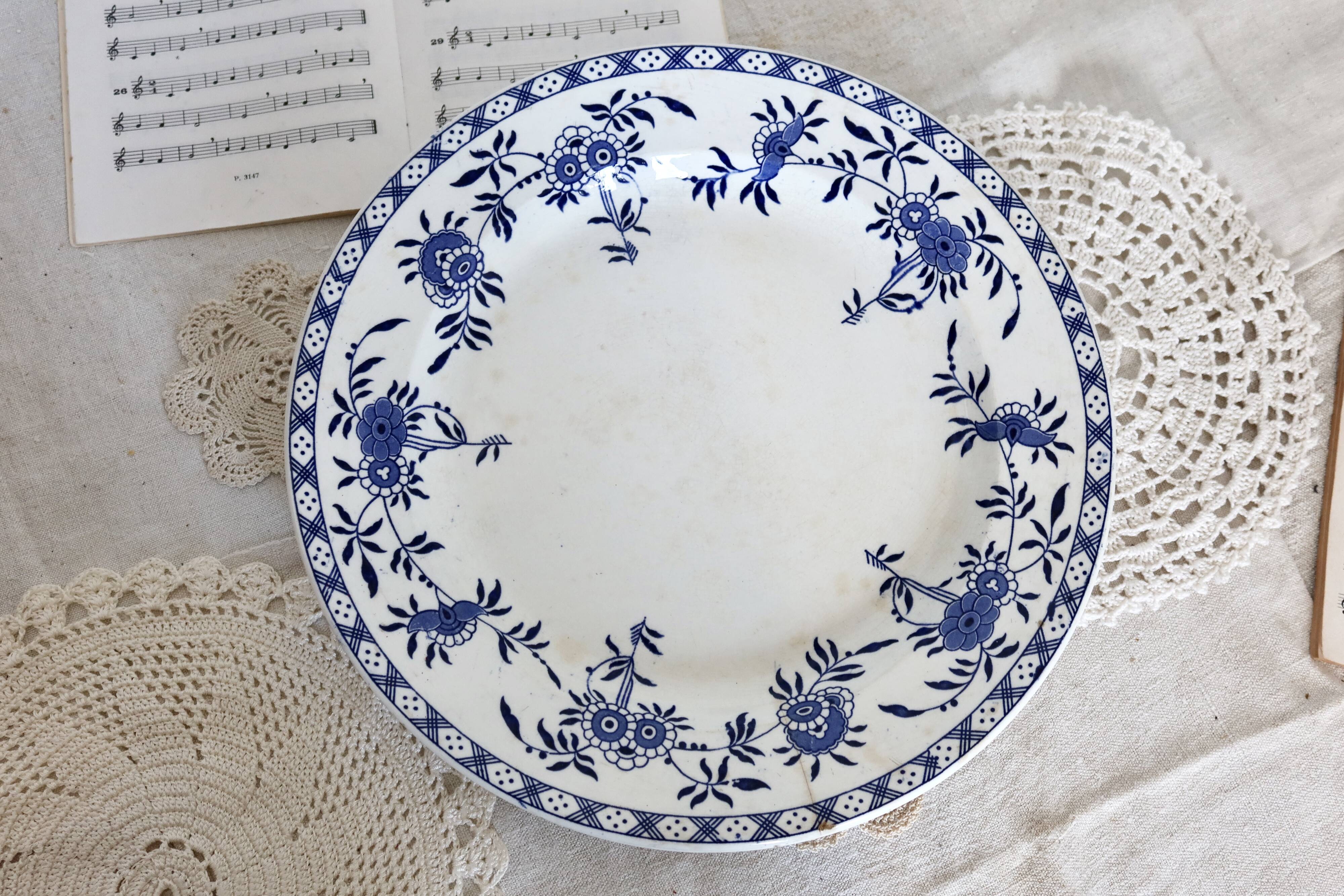 Round serving dishes - Rare Dresden porcelain