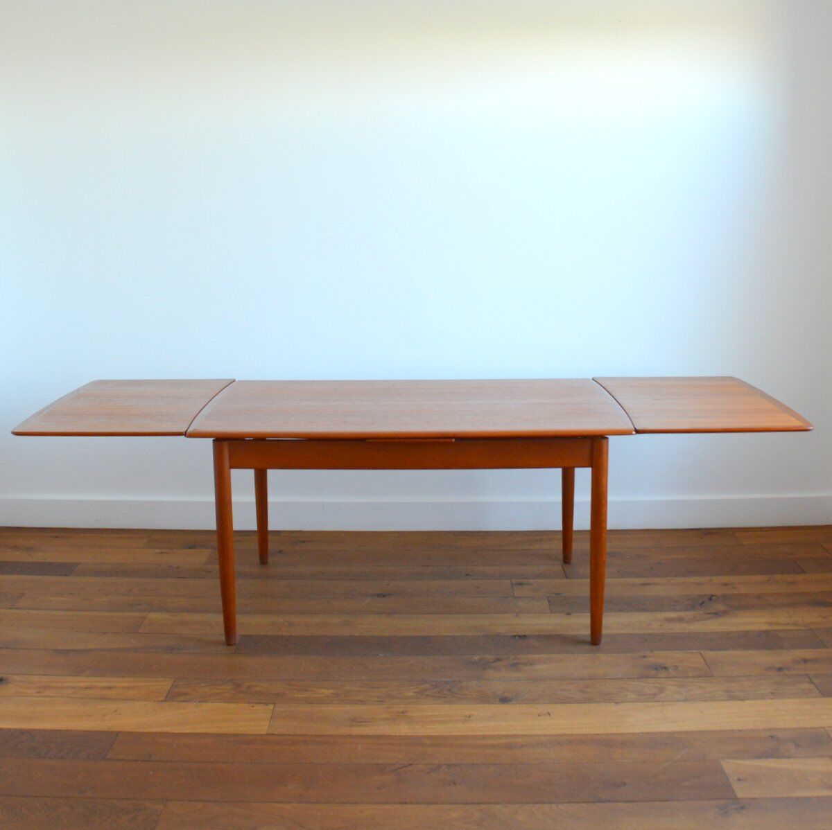 Scandinavian dining table with 1960s extensions (6 to 12 people)