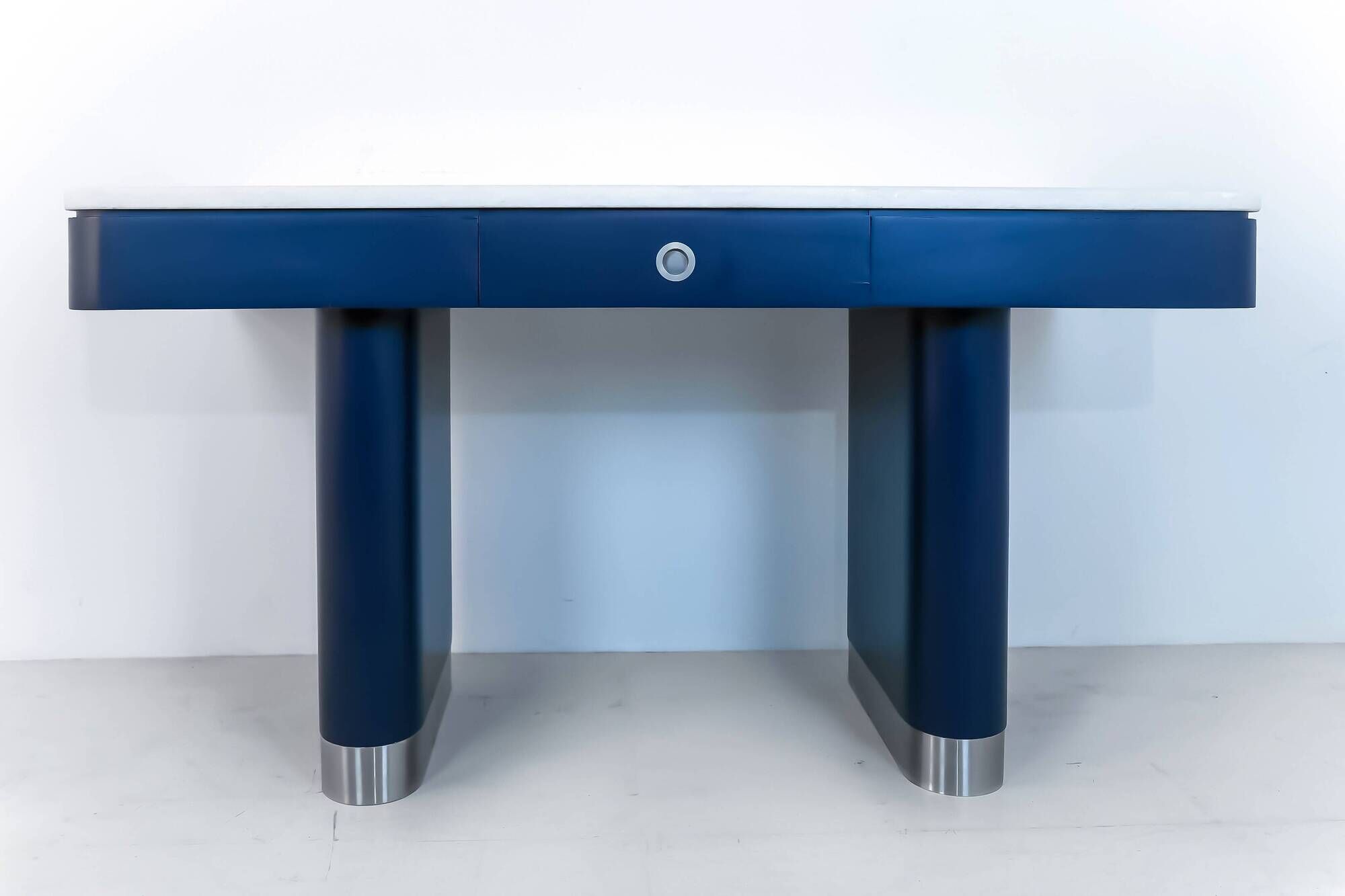 Table bleue vintage de style moderne du milieu du siècle avec plateau en marbre blanc