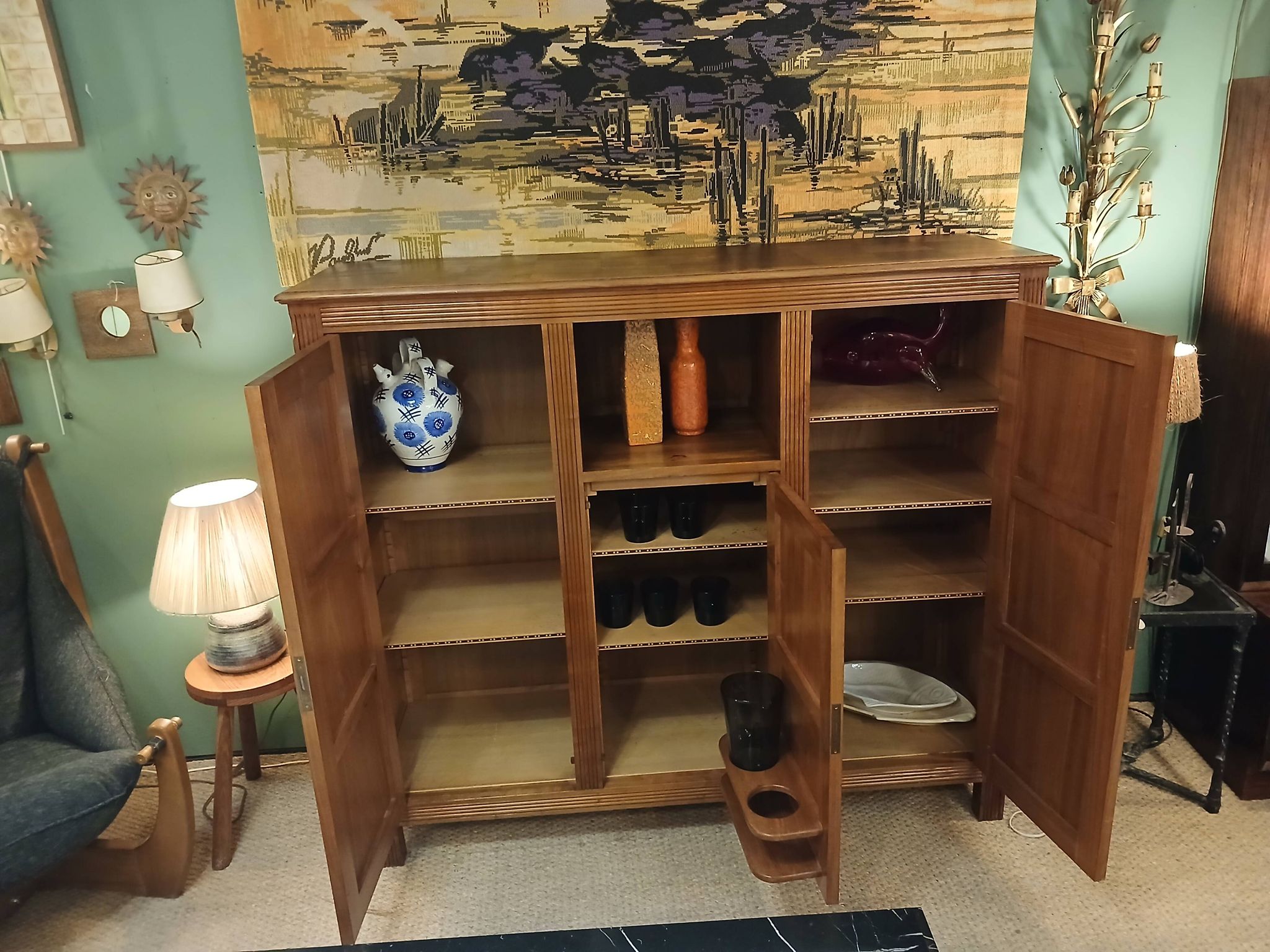 Buffet de style brutaliste