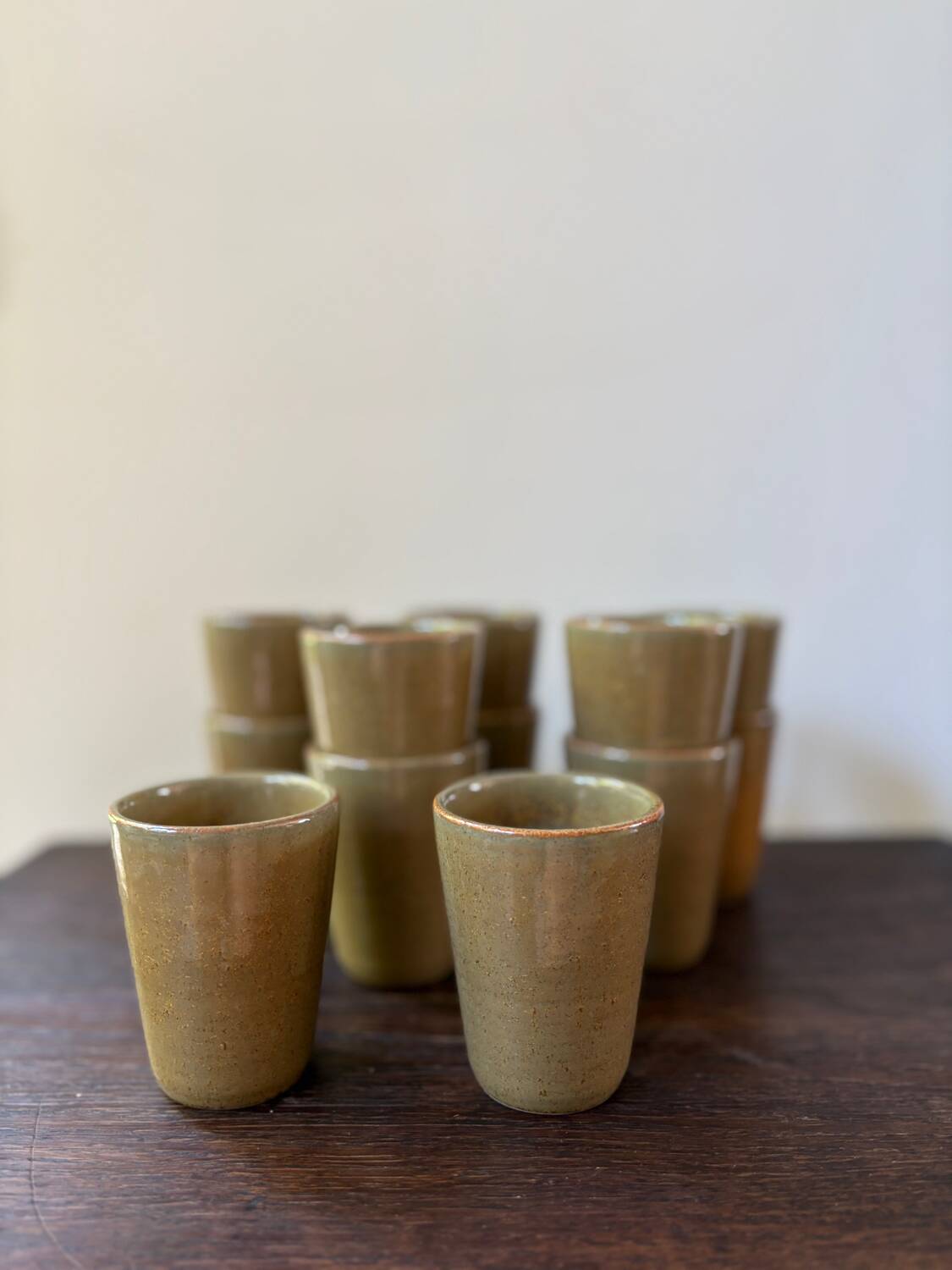 12 gobelets en grès émaillé Digoin vintage