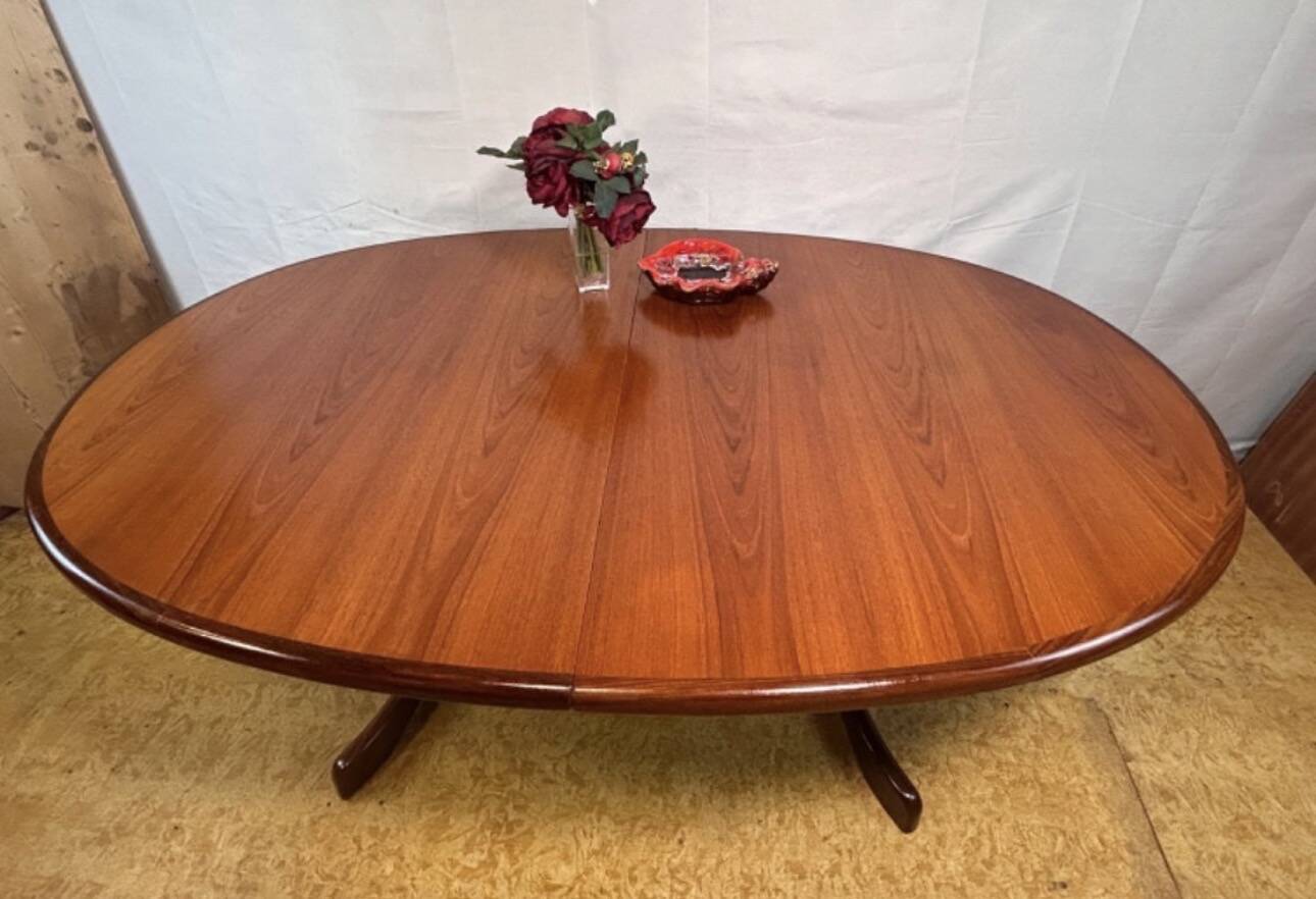 Mid-Century Retro Vintage Teak Extending Oval Dining Table by G-Plan – Vict