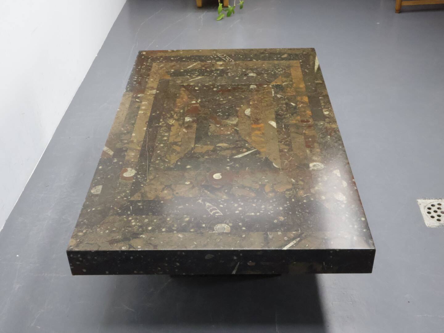 Brutalist salontafl Laauser Fossiel natuursteen