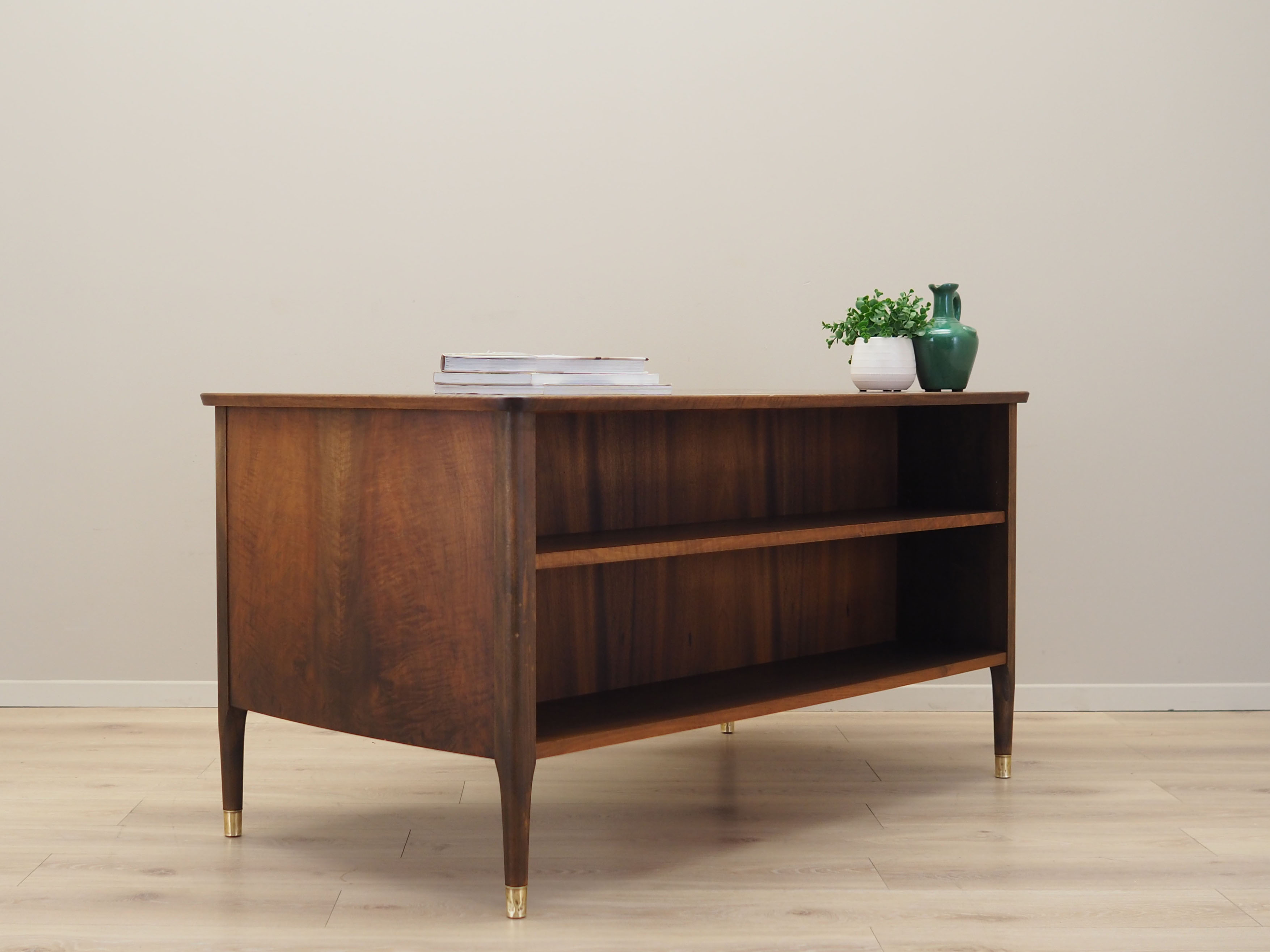 Bureau en noyer, design danois, années 1970, production: Danemark