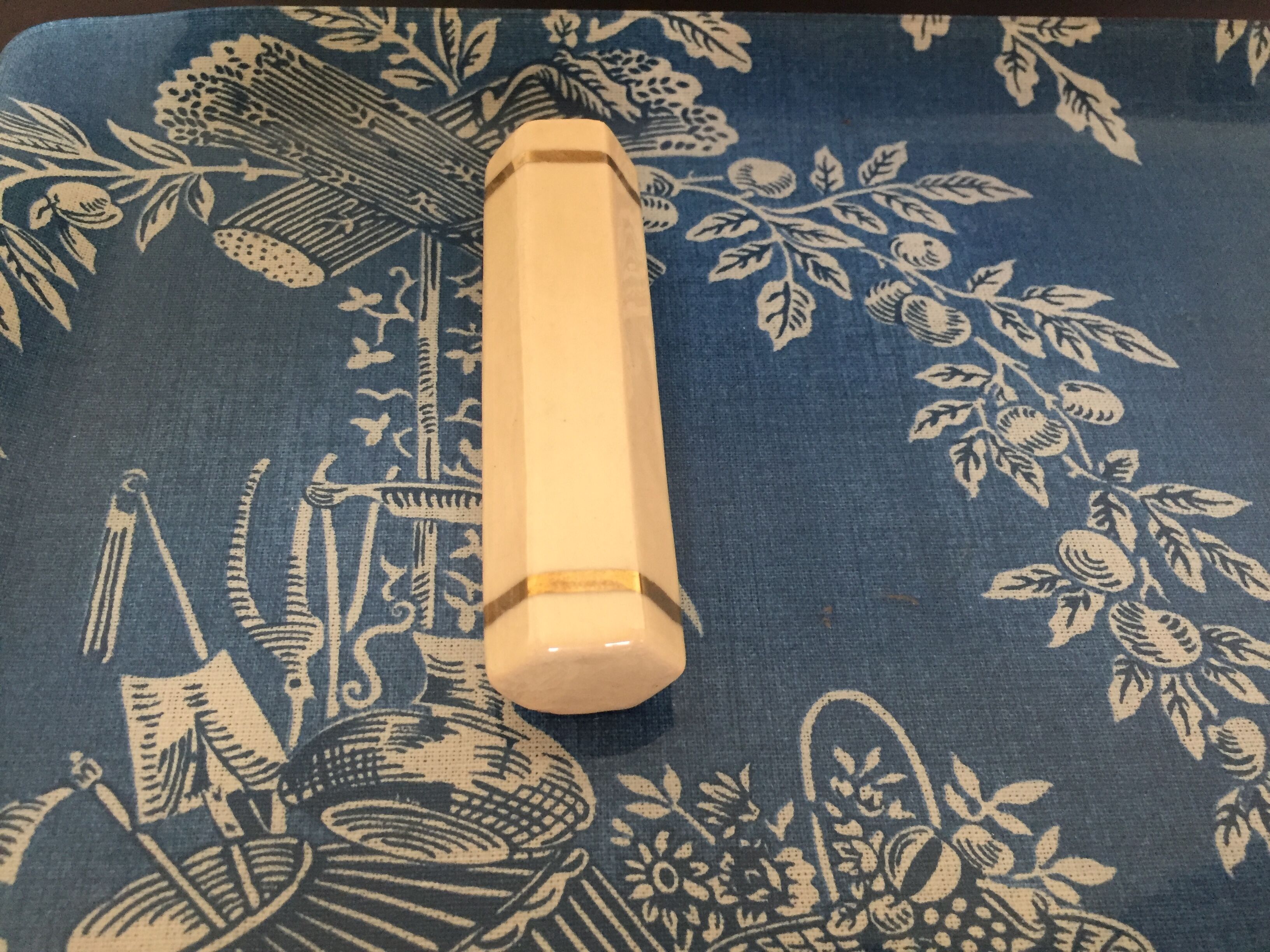 Wears pink beige ceramic knives Art Deco era