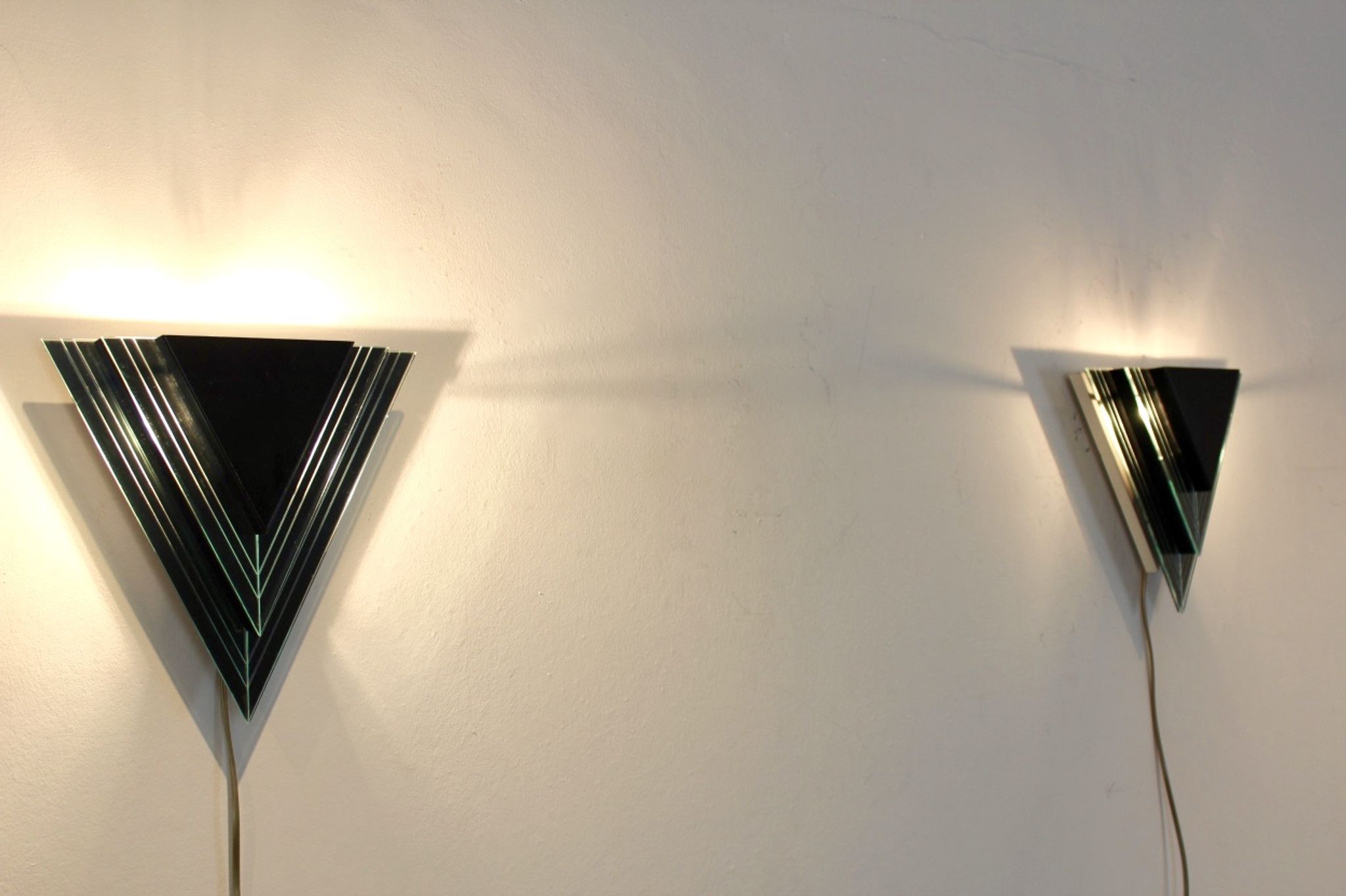 Appliques triangulaires hollandais modernes de mur de verre et d’acier