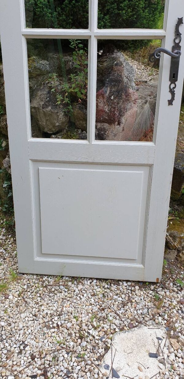 Porte ancienne  en bois à petits carreaux