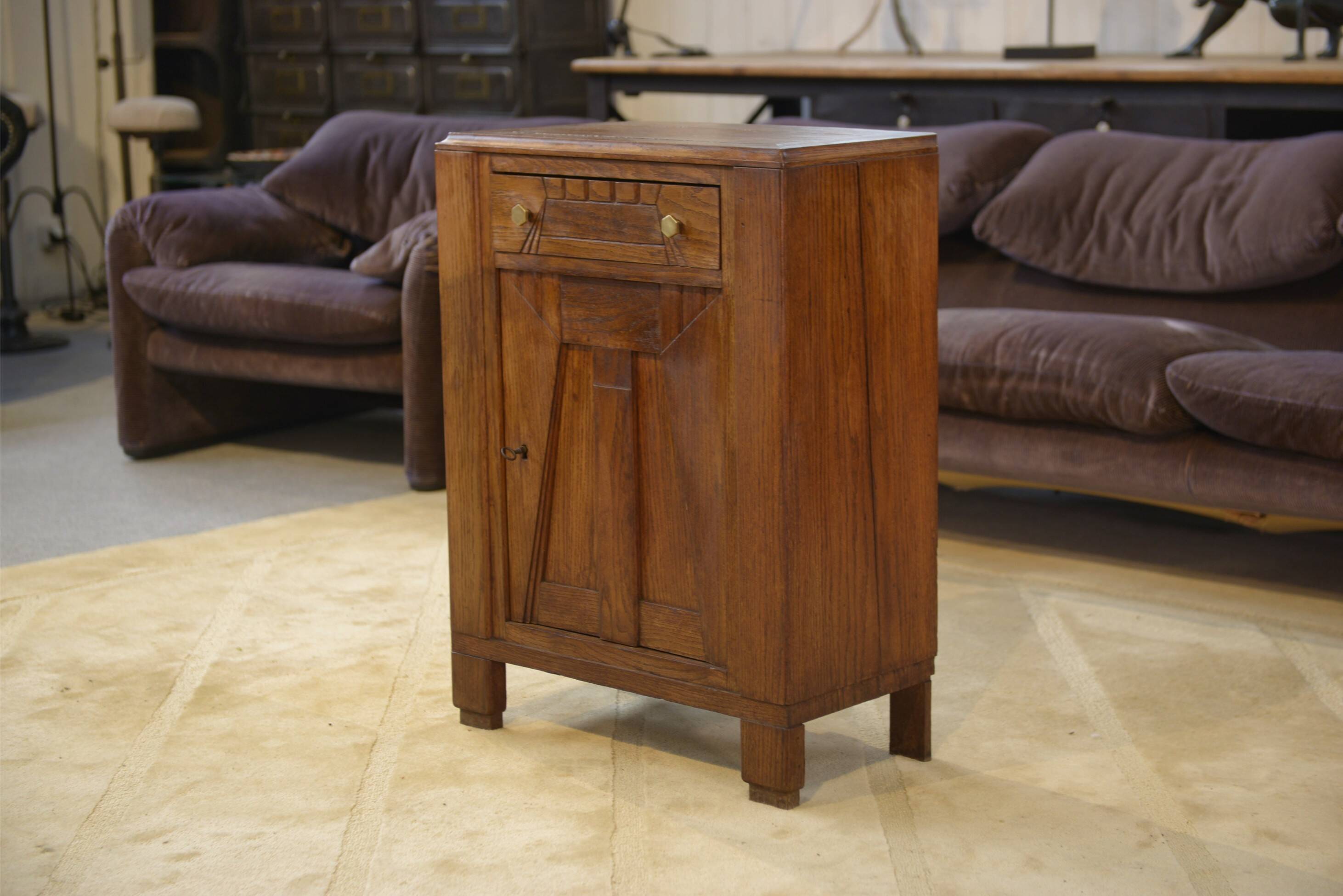 Art Deco oak chest of drawers with 5 drawers from the 1930s.