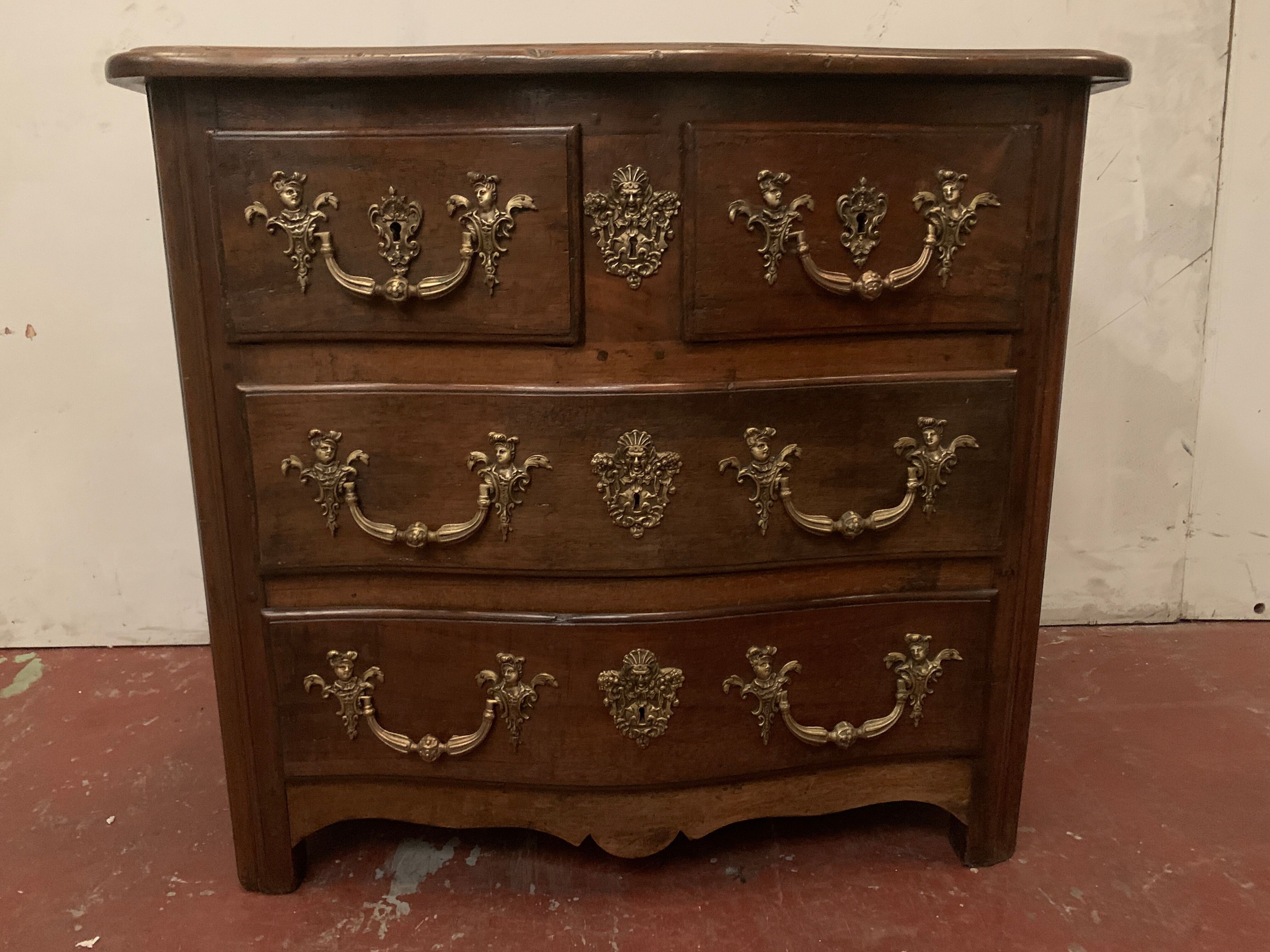 Commode provinciale en noyer massif xviii siècle