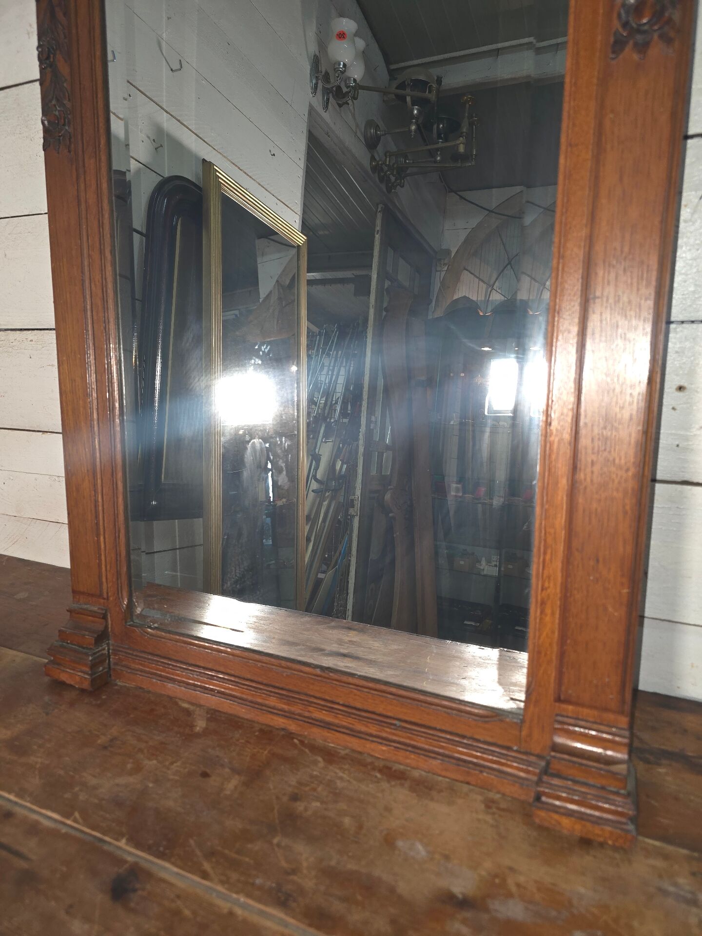 Bevelled mirror in carved wood