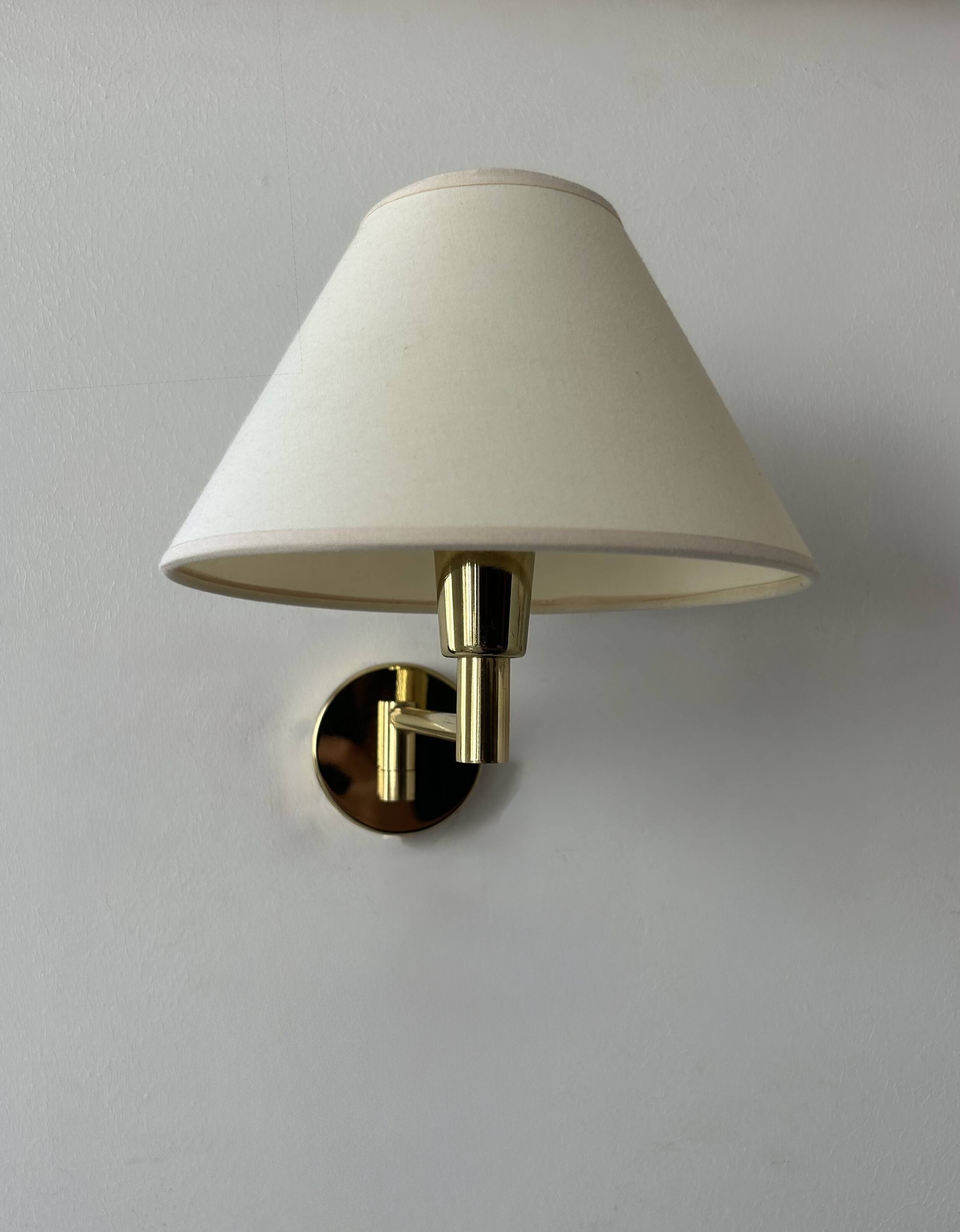 Paire d'appliques vintage orientable, laiton et tissu beige, France, 1970