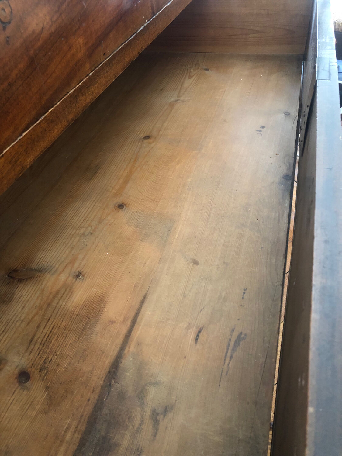 Wooden chest of drawers