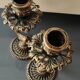 Paire Bougeoirs Carpe Koi, style Art Nouveau. En bronze patiné vieil or
