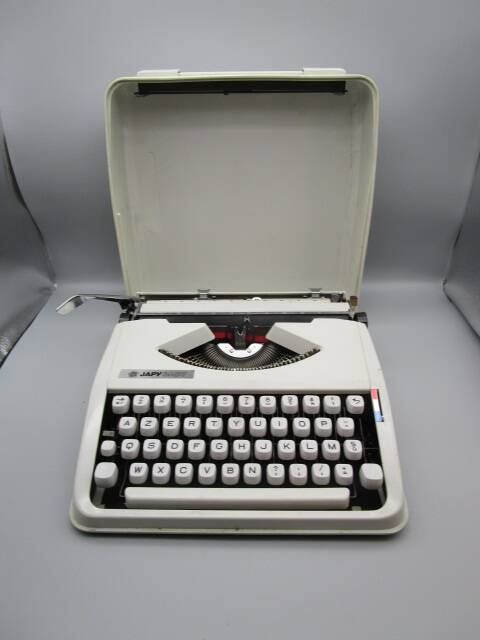 Japy Baby Hermes Beige typewriter