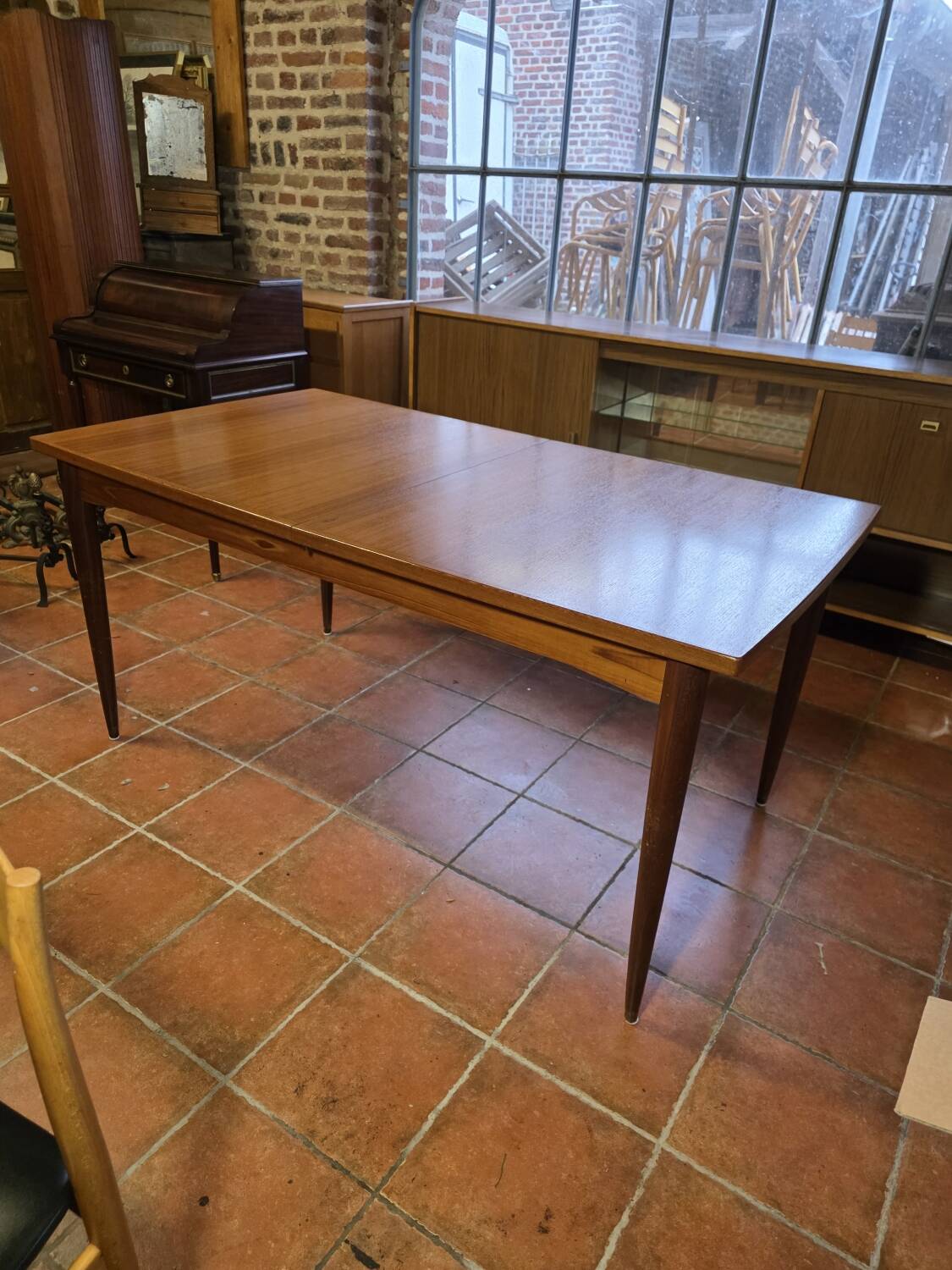 Table scandinave galbée extensible papillon en teck années 60