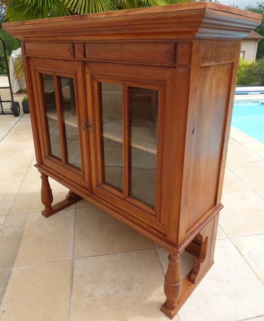 Meuble vitrine atypique en bois massif merisier de deux portes