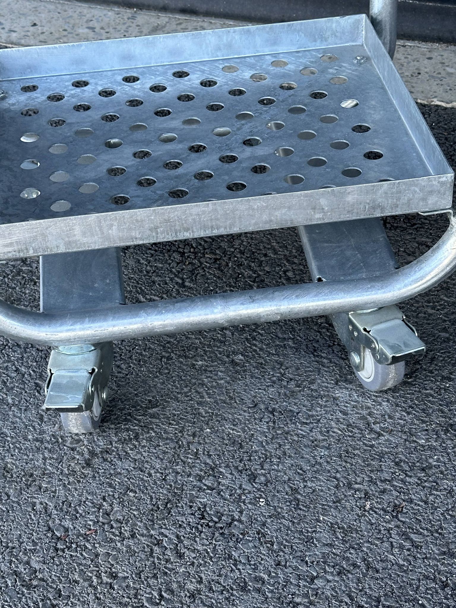 Desserte à roulettes à 4 plateaux perforés en métal galvanisé