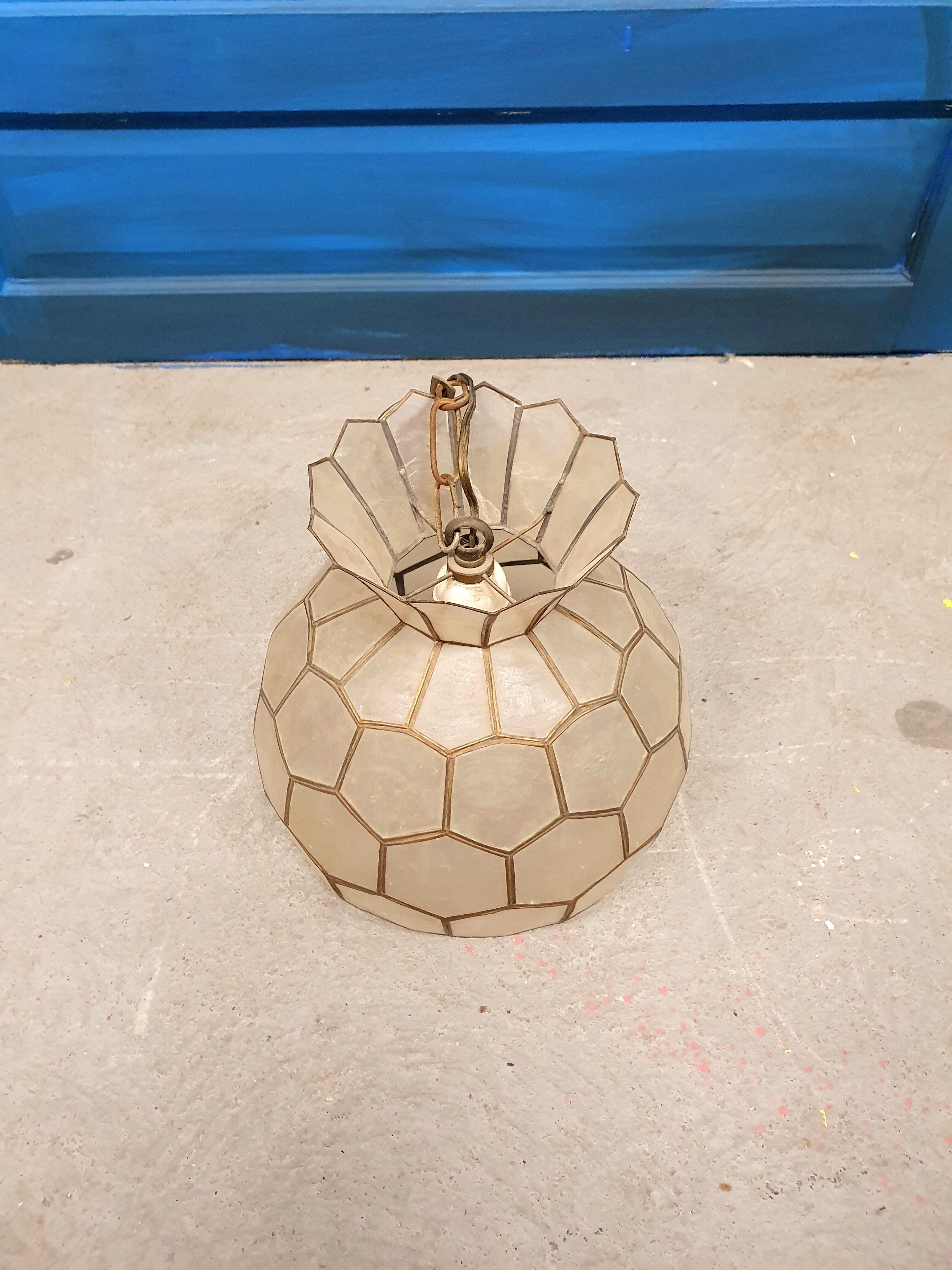 Mother-of-pearl suspension